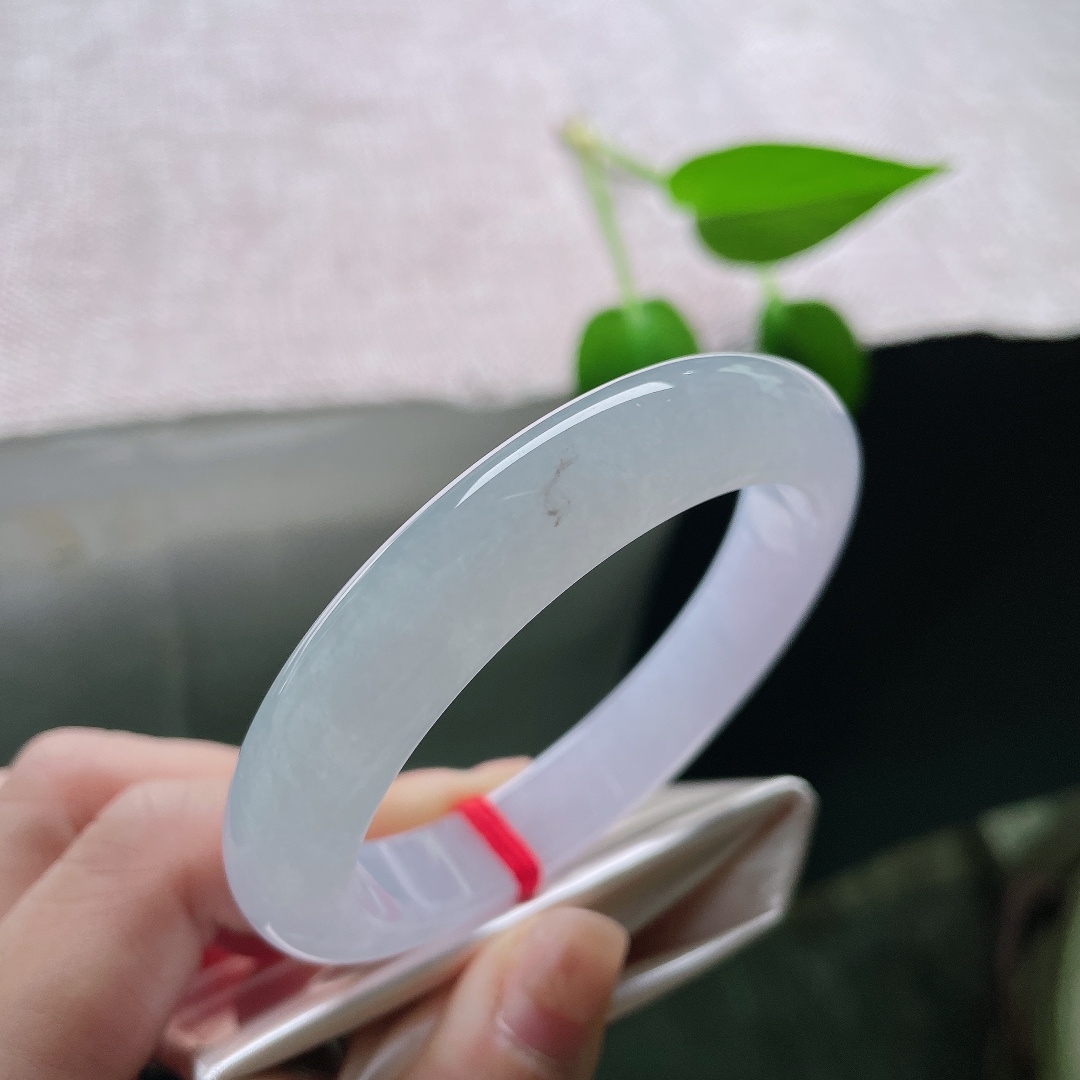 55.5/11.1/8.8，冰紫正圈，棉线，玉质冰透干净，紫晕朦胧晕开，仿佛把天边薄紫晚霞戴在了手上。ss59377a