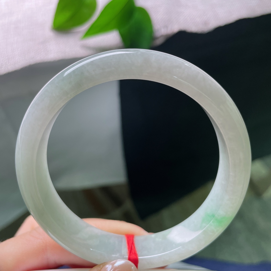 58.5/13/7.8，绿底正圈，晶体，清浅柔和的底色十分衬肤，不挑年龄与穿搭，日常通勤佩戴简约大方
