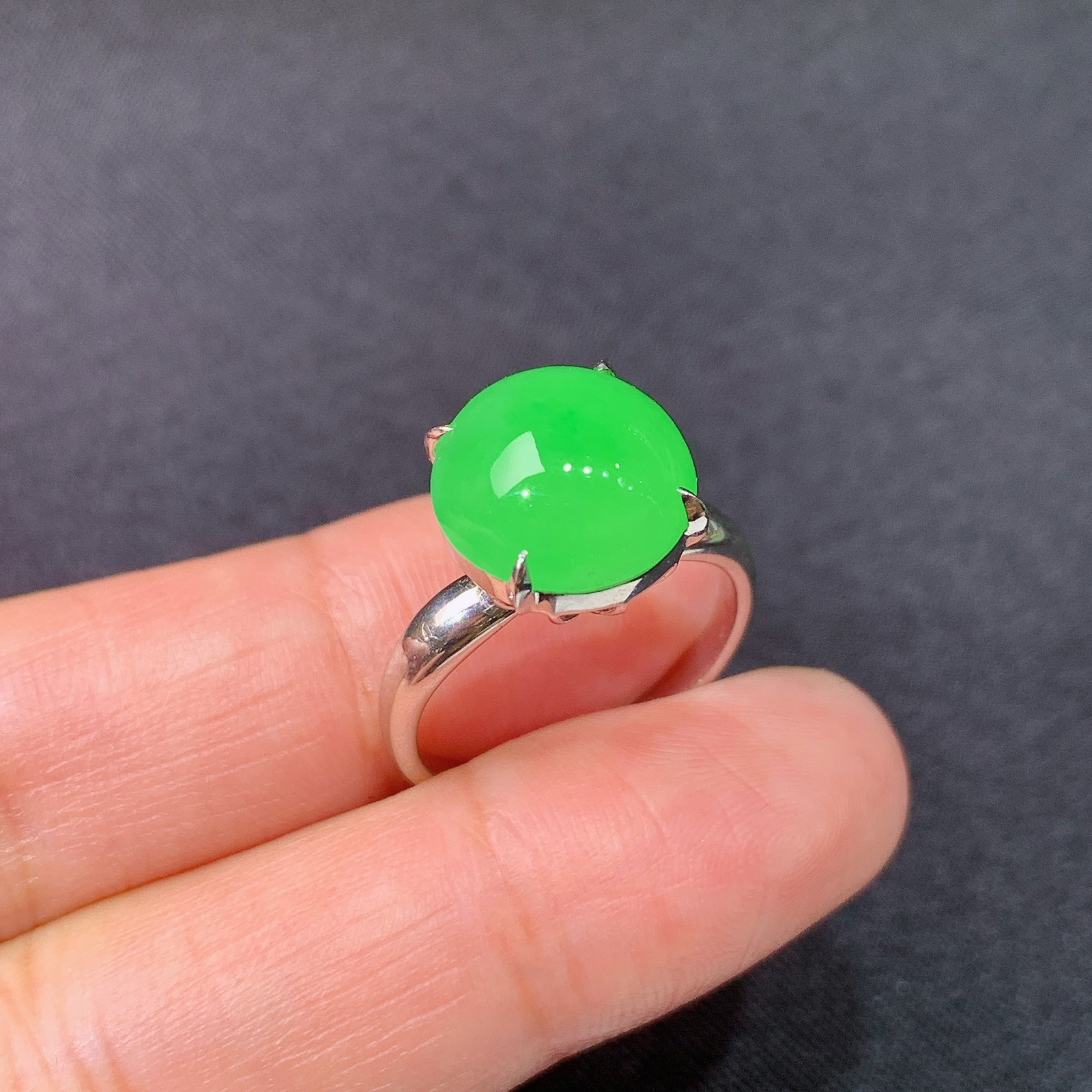 冰翠绿蛋面戒指，18k金镶嵌，简约时尚，冰润色阳，种水足，Jc 圈口14 尺寸11.4*11*4.5