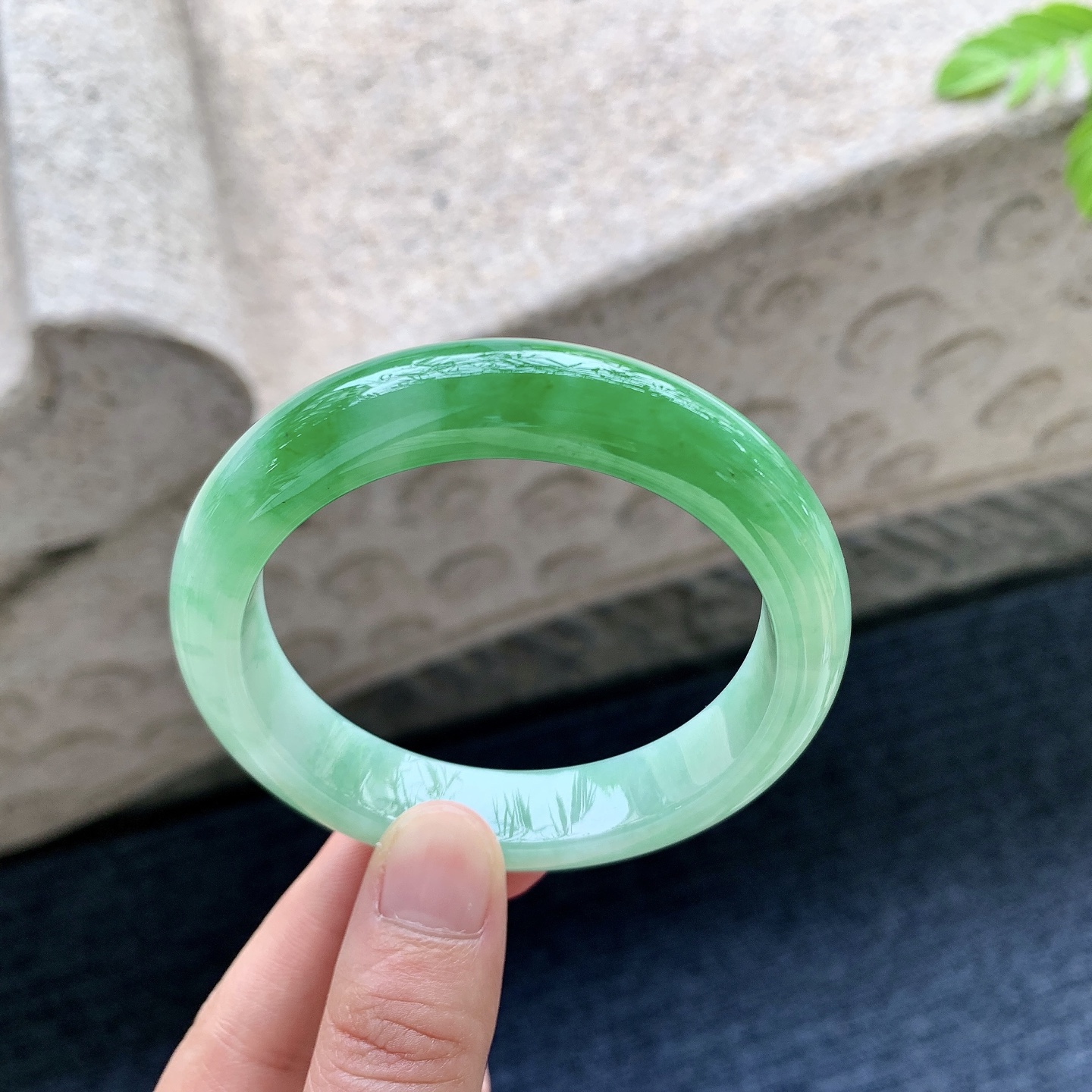 正圈54 55 圈口55.6/12.2/8.4 编码W6090620 冰糯辣绿，水润，种老，细腻，无裂