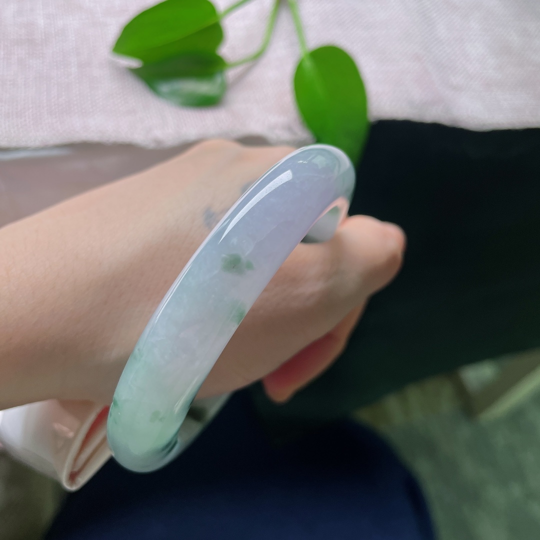 59/12.6/10.2，飘花正圈，一点皮纹，春带彩搭配写意飘花，紫绿相映成趣，质地细腻，佩戴尽显娴雅气质。ss59049a