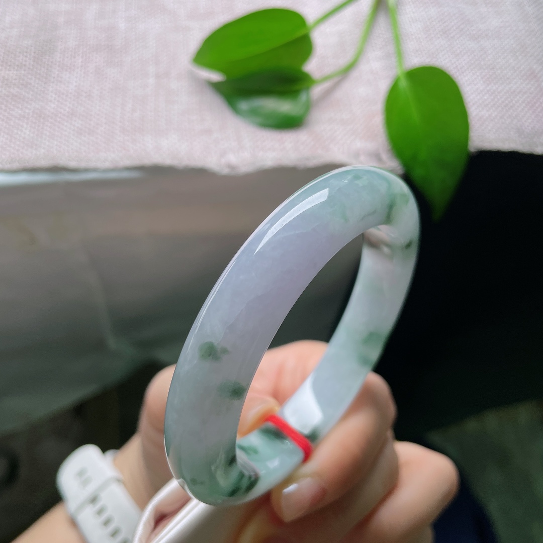 59/12.6/10.2，飘花正圈，一点皮纹，春带彩搭配写意飘花，紫绿相映成趣，质地细腻，佩戴尽显娴雅气质。ss59049a