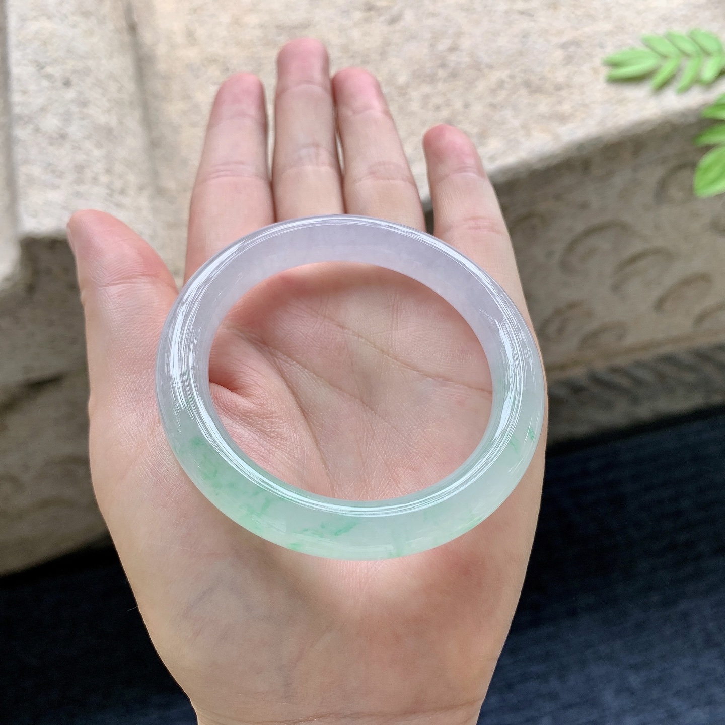 圆条49 50 圈口50.3/9/8.7 编码LH090726 冰糯飘绿，水润，种老，细腻，无裂