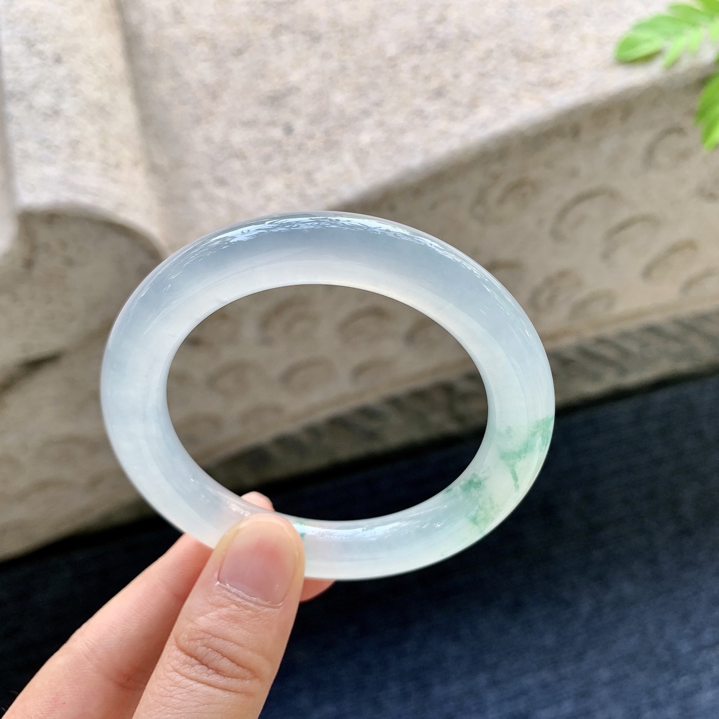 圆条52 53 圈口53.3/10.3/10.2 编码QX090639 冰种飘花，清透，水润，种老，细腻，无裂