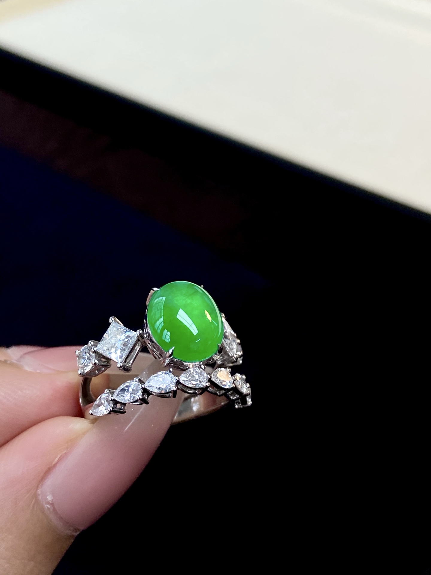 ️冰种阳绿蛋面戒指，翠色清透莹润，一眼抓人眼球，戴在指尖 是藏不住的精致与优雅：13-7.9，裸石：10.5-9-3.8mm。