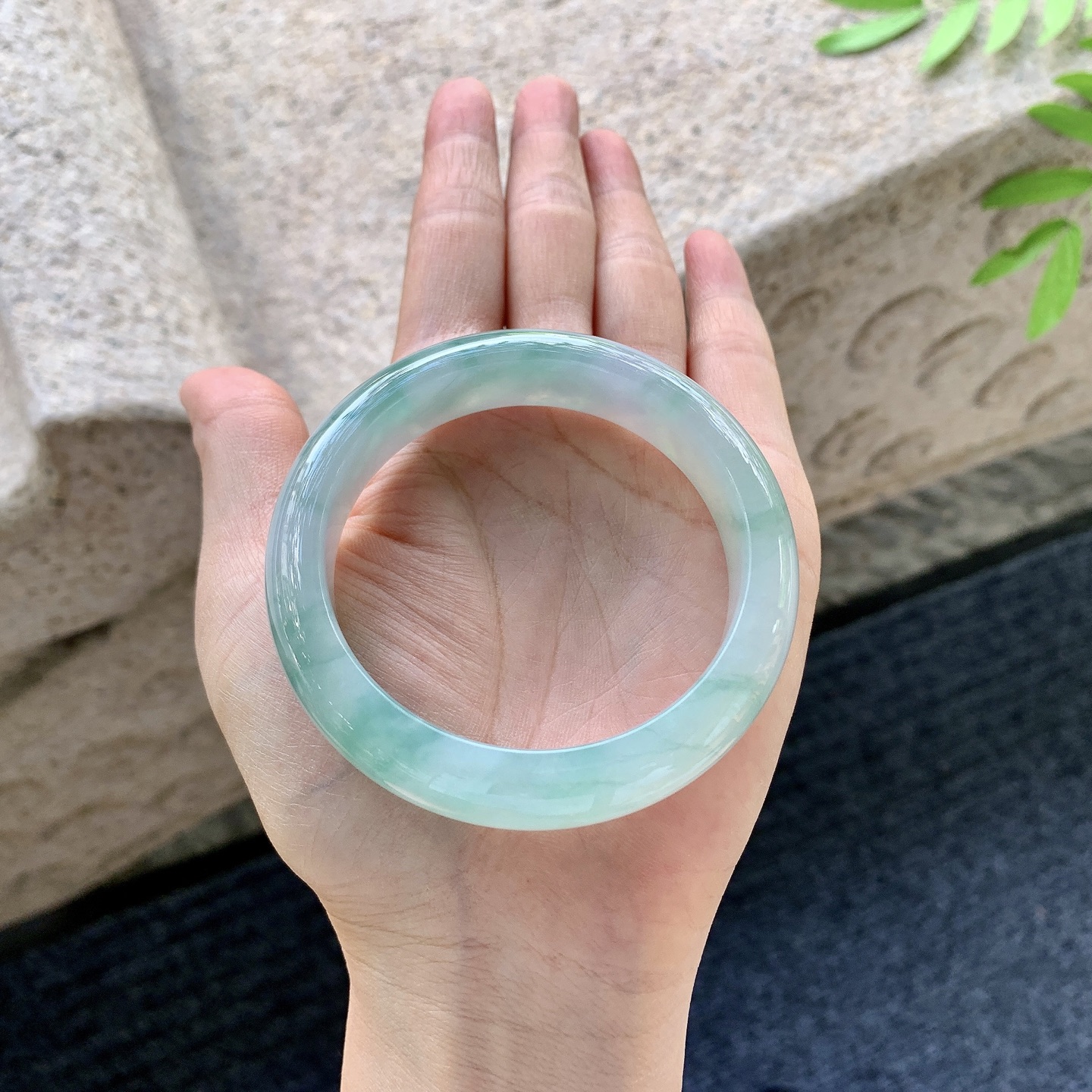 正圈53 54 圈口54.8/13.2/8.5 编码Q5090781 细糯飘绿，水润，种老，细腻，无裂