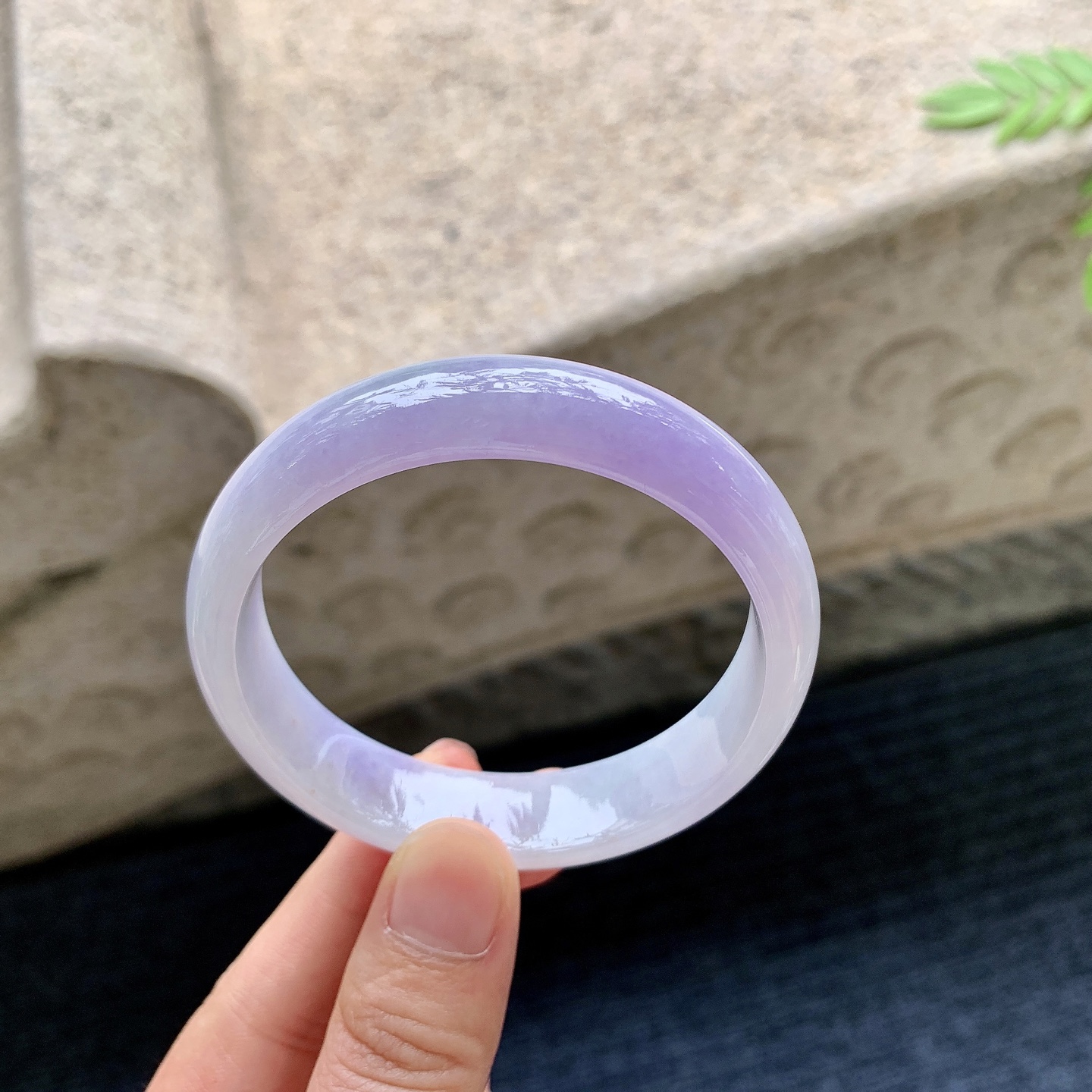 正圈54 55 圈口54.3/13.1/6.4 编码HJ090807 糯冰，水润，种老，细腻，打灯有纹线