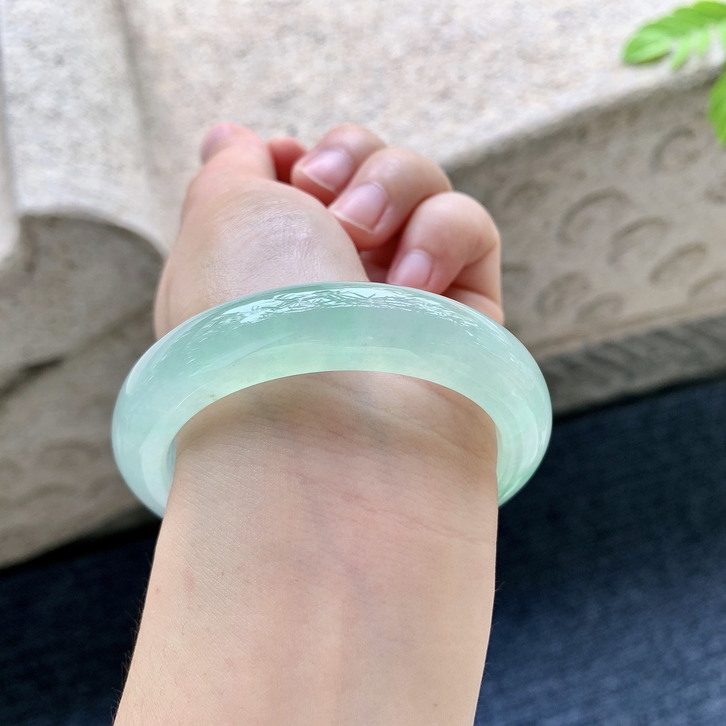 正圈52 53 圈口53.8/12.3/9 编码G9090631 冰糯飘绿，水润，种老，细腻，无裂