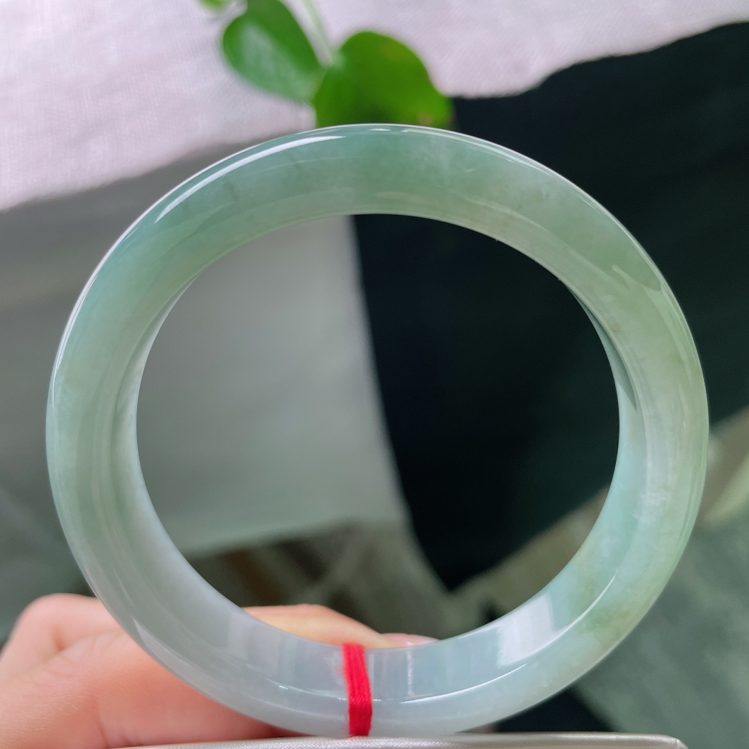 56.8/11.6/8.0，绿底正圈，有点黄翡，色调沉稳雅致，衬得手腕白皙，通勤日常佩戴都很合适。s