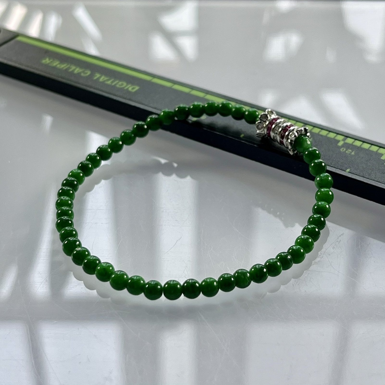 缅甸天然翡翠A货，卡3.6冰润满绿辣绿圆珠手串手链，尺寸：3.6mm/47颗，重量：5.00g