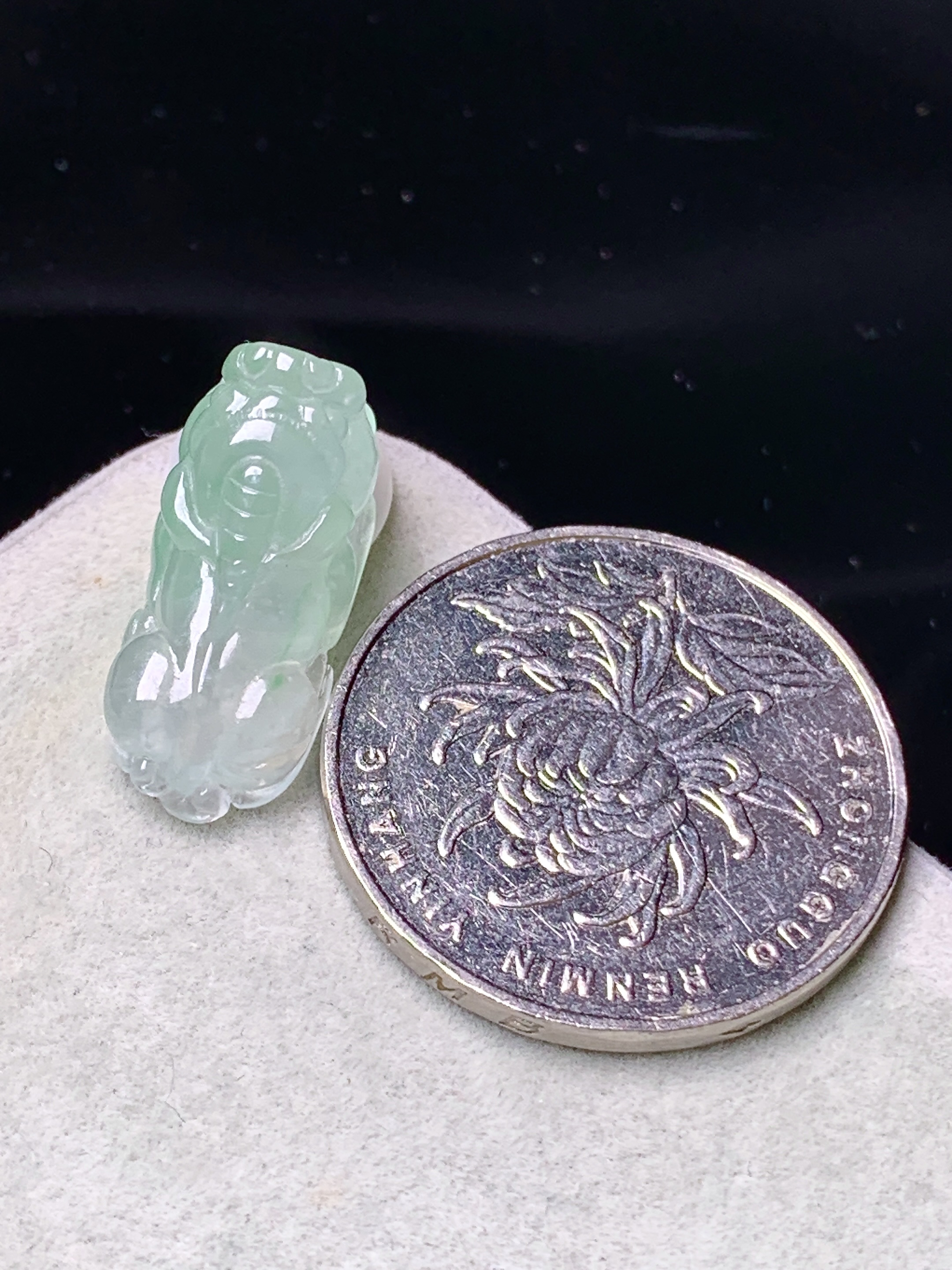 冰飘绿貔貅吊坠 玉质细腻 色泽艳丽清新 水润亮眼 整体尺寸20.5*8.8*9.3 v4