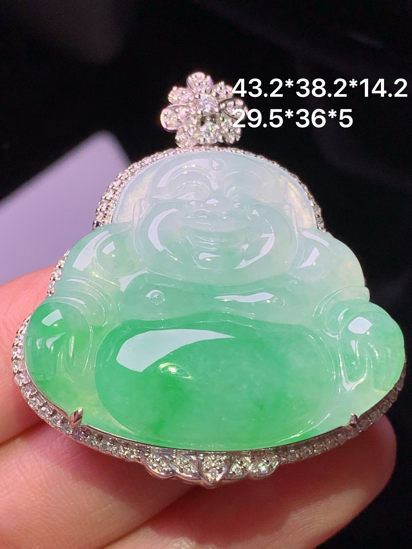 18k金钻镶嵌飘绿佛公吊坠 玉质细腻 色泽艳丽清新 水润亮眼 整体尺寸43.2*38.2*14.2 v4