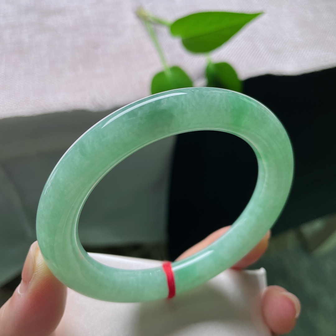 57.8/10.5，绿底圆条，无裂，湖水绿圆条福镯，满圈清润湖色，玉质细腻莹透，自带温婉如水气韵。ss59248a