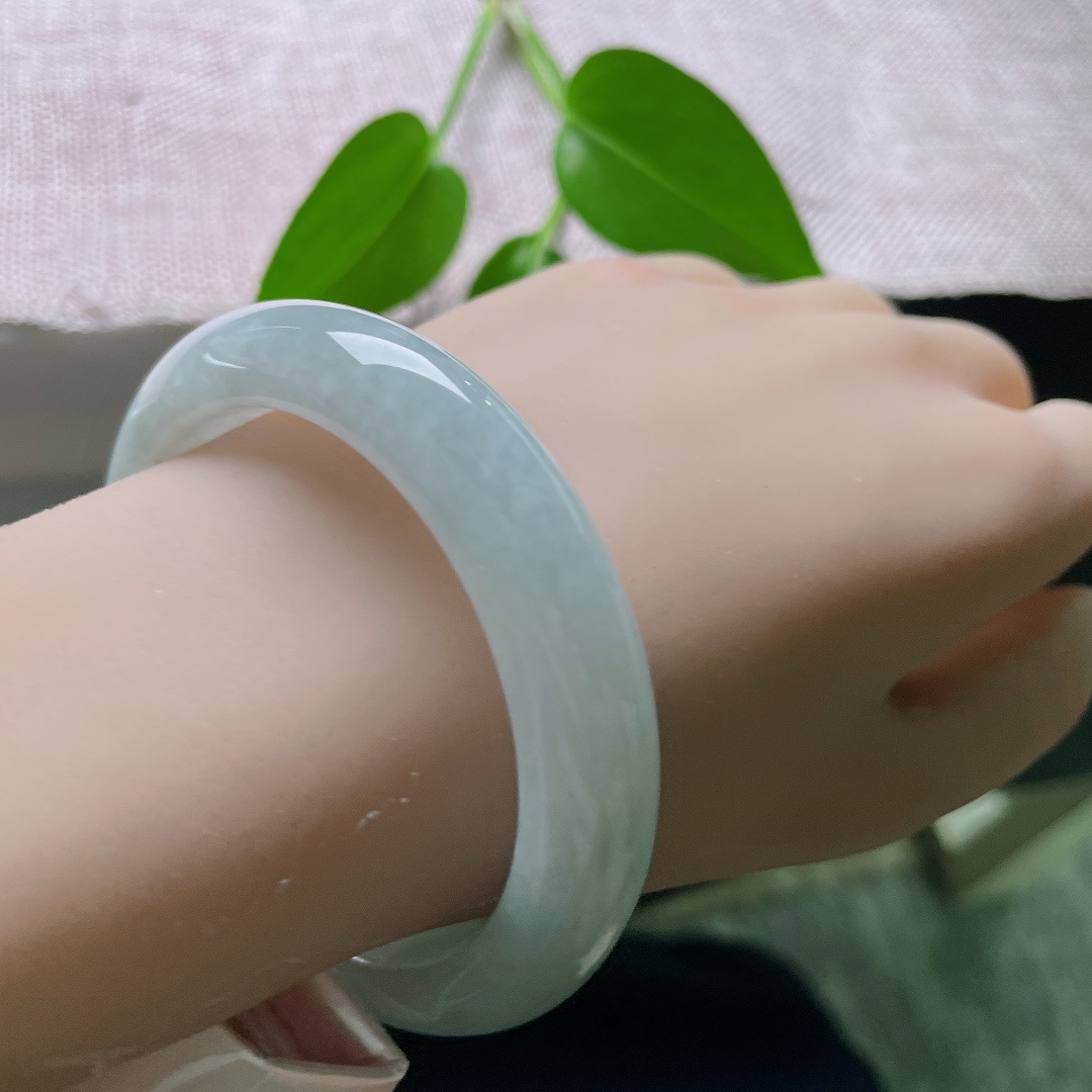 55.7/12/8.7，蓝底正圈，一点皮纹，洒金，种水温润柔和，晴底干净素雅，细微天然小点，是玉石原生印记。ss59473a