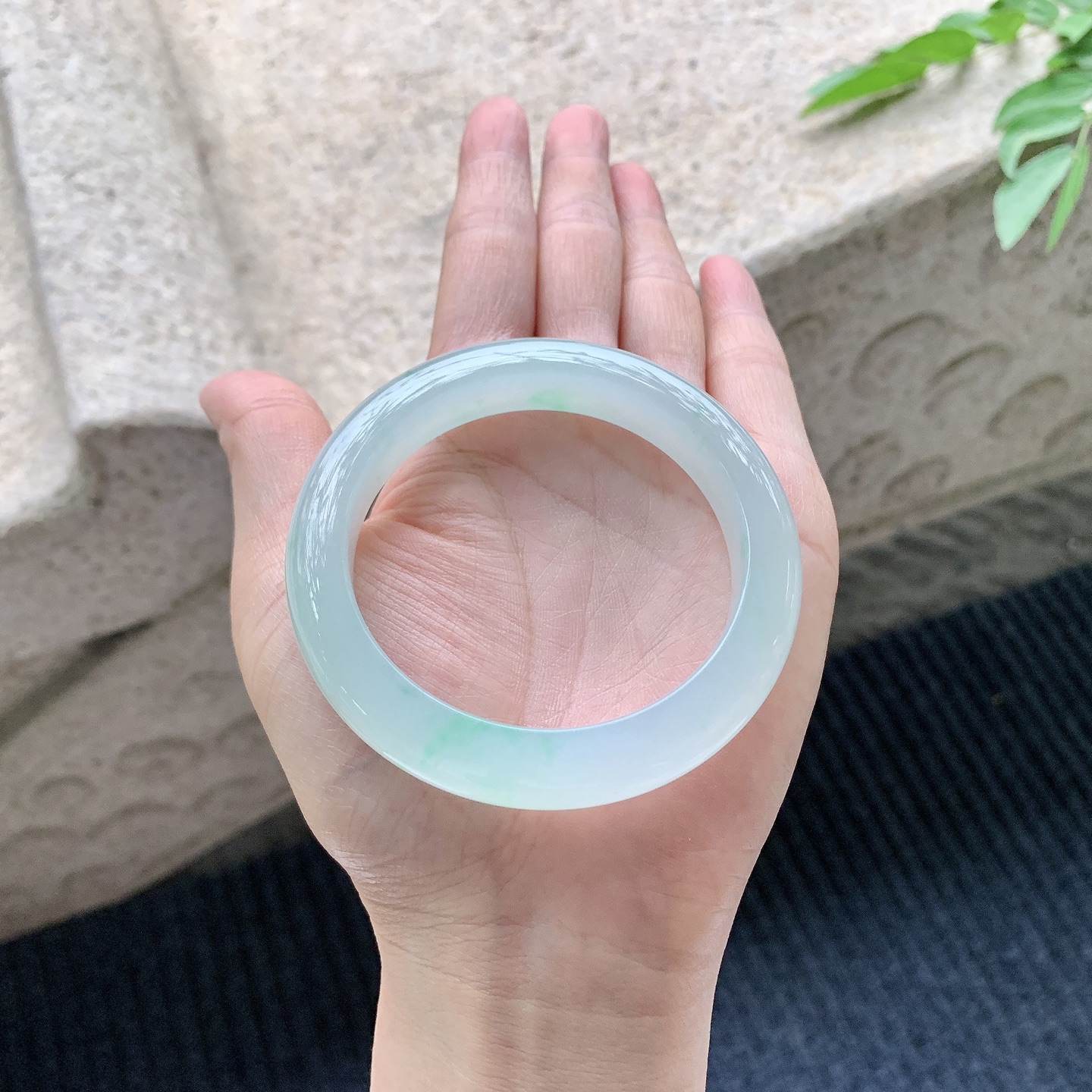 正圈54 55 圈口54.1/11/9 编码A1090619 糯冰飘绿，水润，种老，细腻，无裂