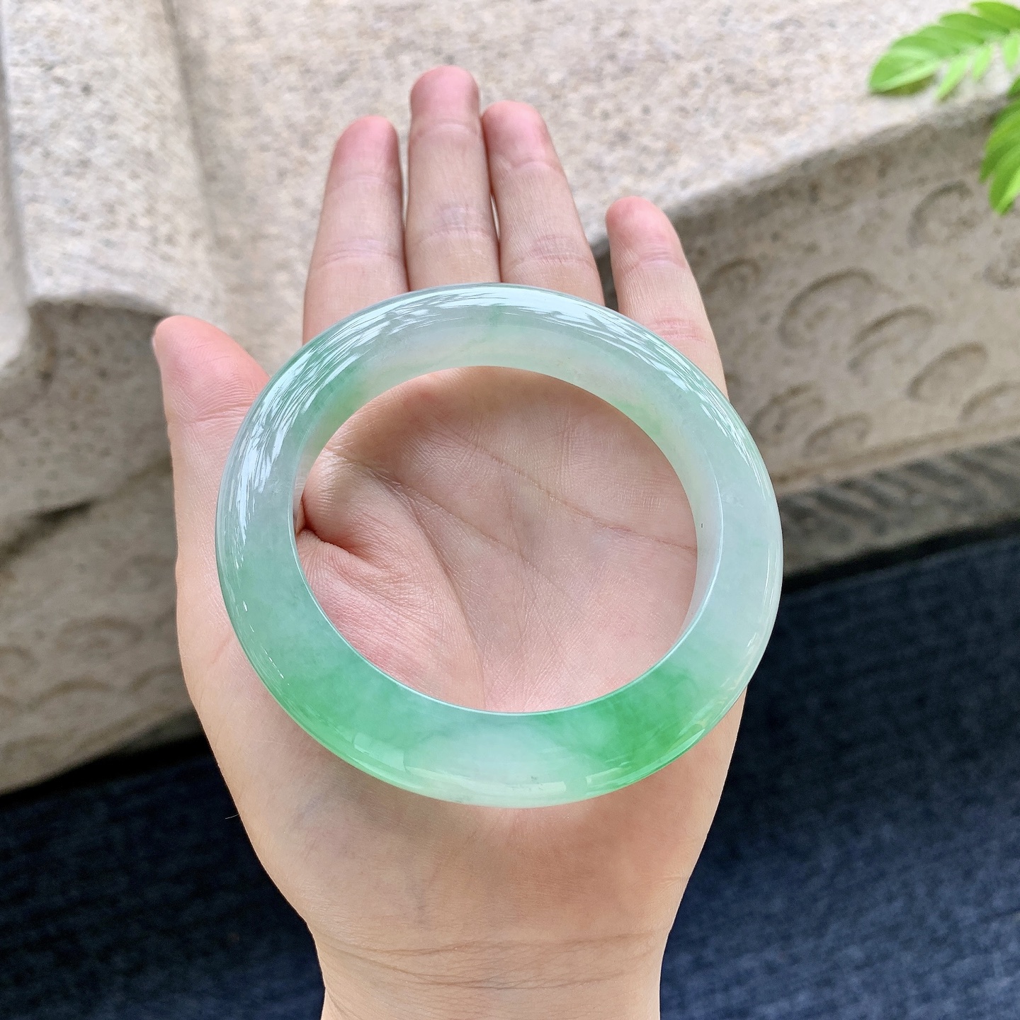 正圈56 57 圈口57.6/11.5/10.4 编码QX090635 冰糯飘阳绿，水润，种老，细腻