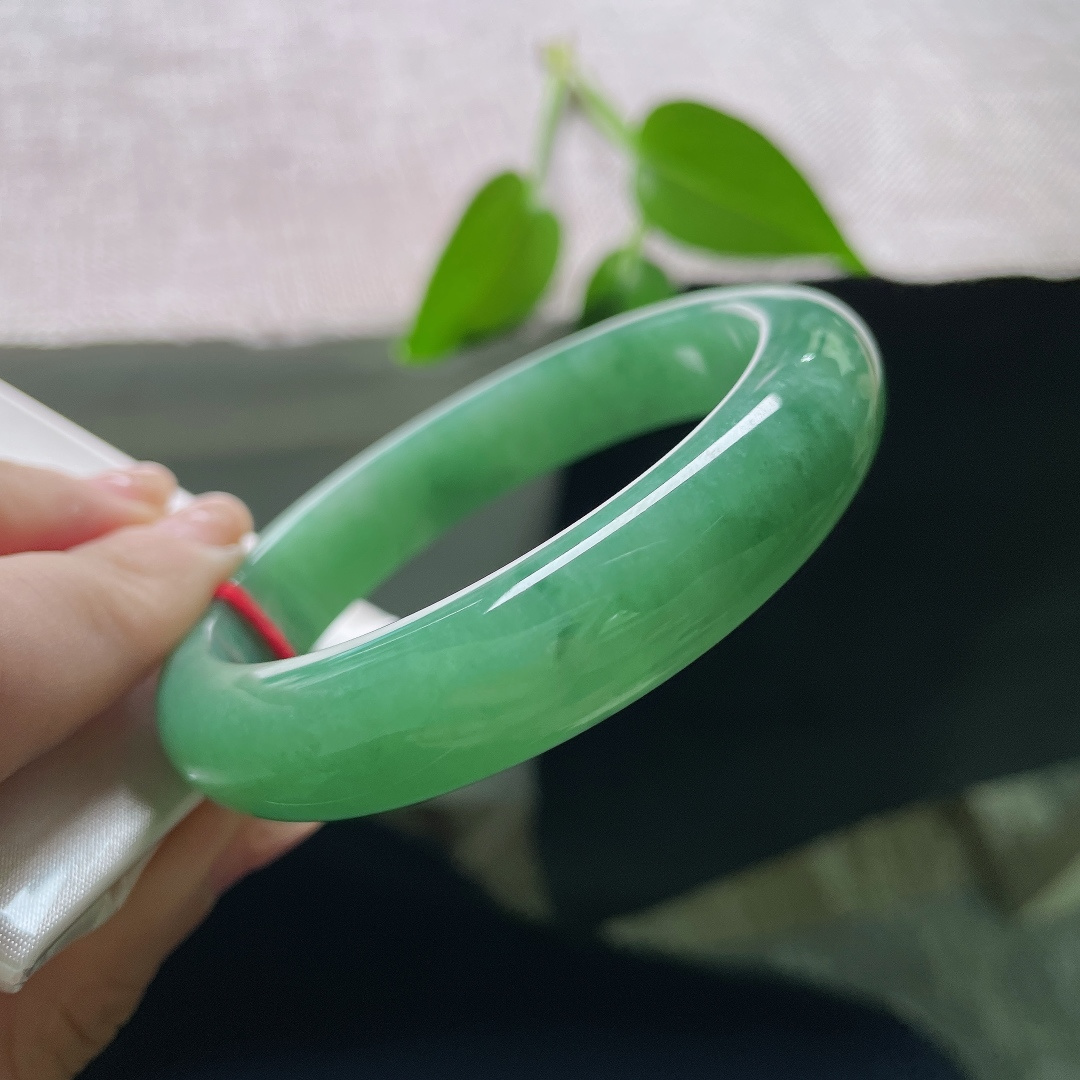 57.8/12.8/8.4，绿底正圈，通体满绿，通体浓润青碧，玉质细腻厚实，沉静温润自带雅致气场。ss59299a