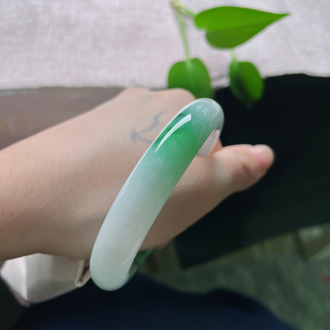 55.9/12/8.7，飘绿正圈，无裂，冰底柔和起光，辣绿鲜亮夺目，翠色聚散有致，温婉中藏着热烈风情。ss59317a