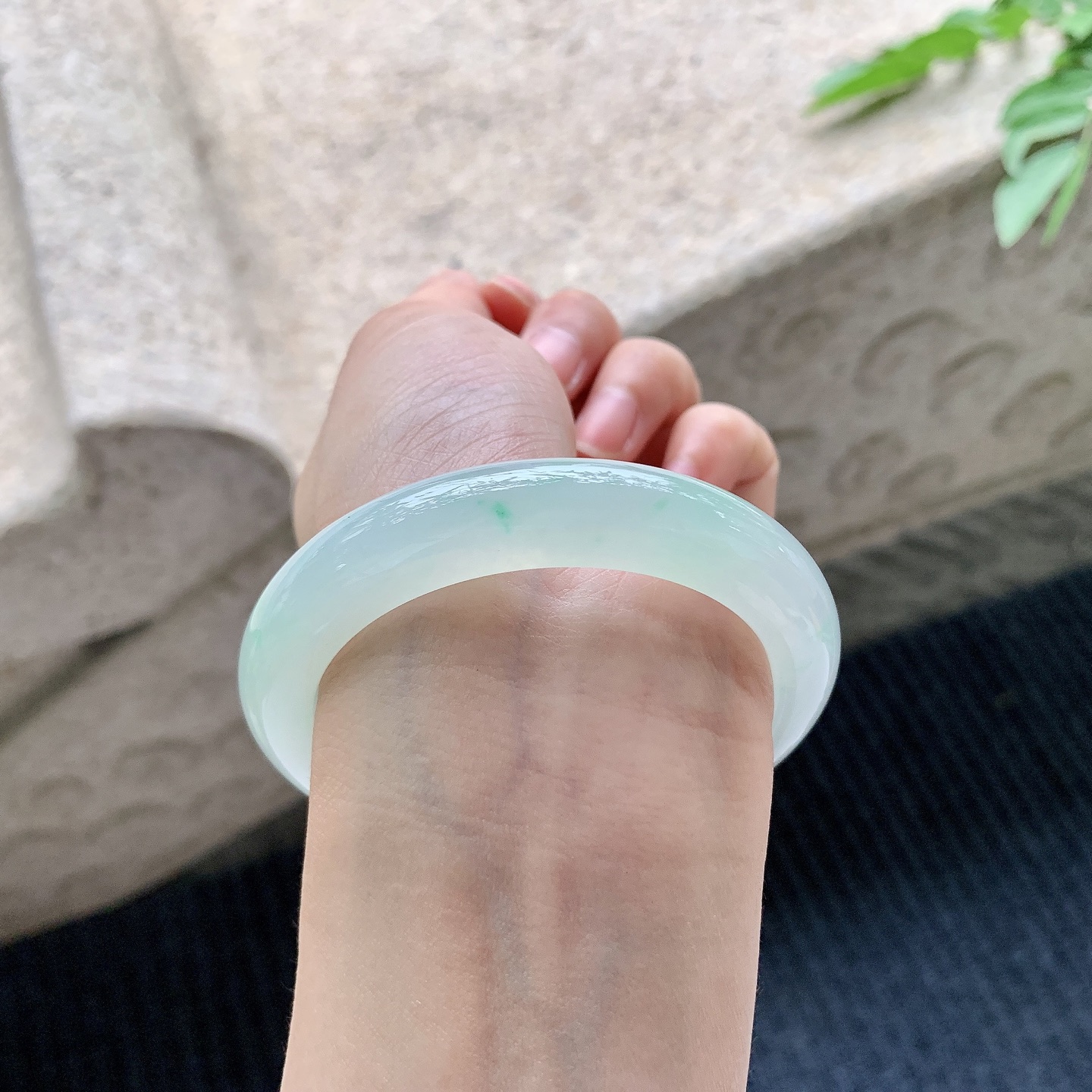 正圈54 55 圈口54.1/11/9 编码A1090619 糯冰飘绿，水润，种老，细腻，无裂