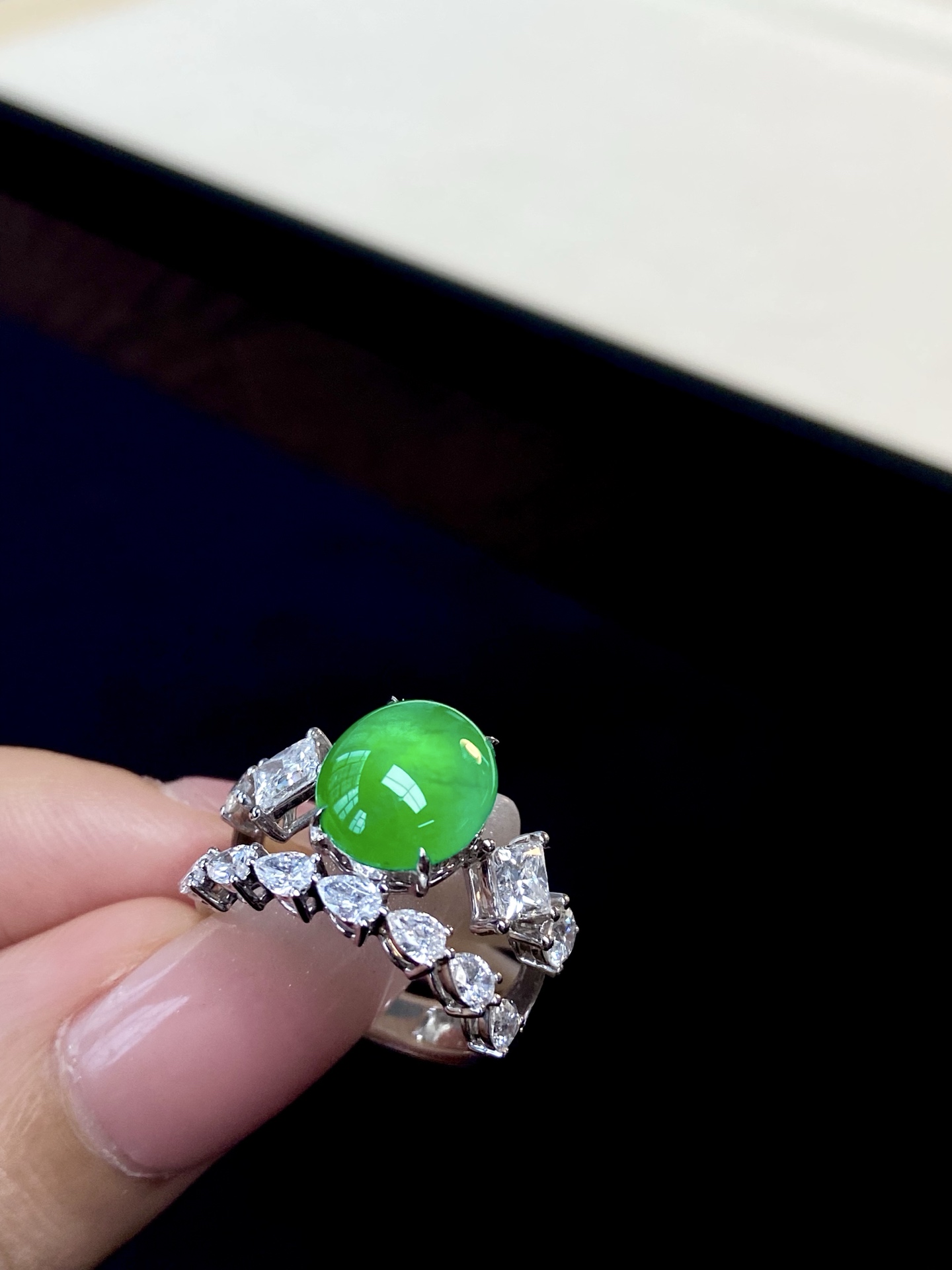 ️冰种阳绿蛋面戒指，翠色清透莹润，一眼抓人眼球，戴在指尖 是藏不住的精致与优雅：13-7.9，裸石：10.5-9-3.8mm。