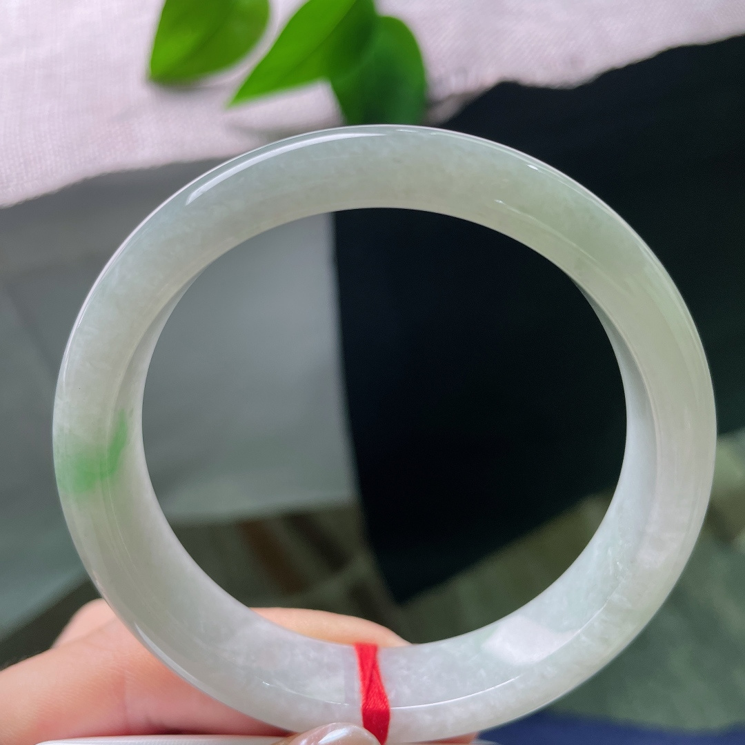 58.5/13/7.8，绿底正圈，晶体，清浅柔和的底色十分衬肤，不挑年龄与穿搭，日常通勤佩戴简约大方。ss57760a