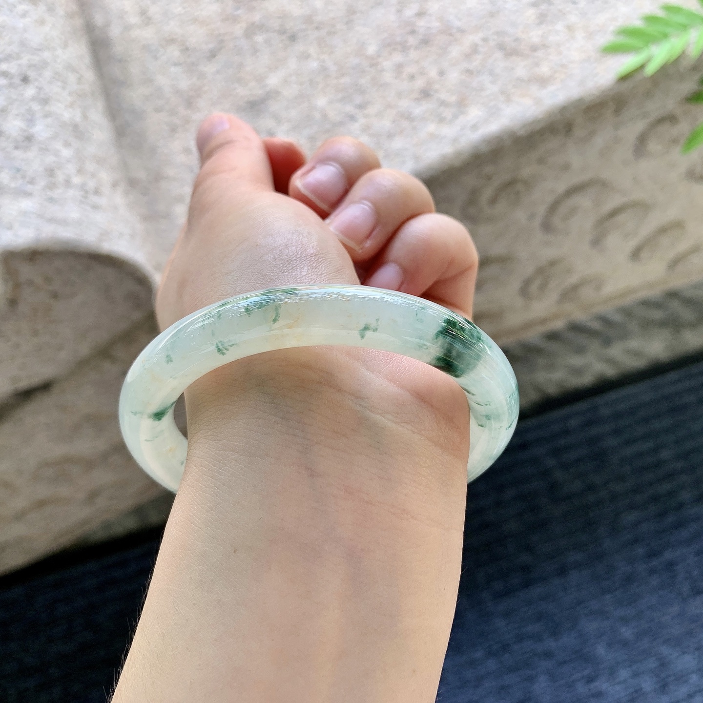 圆条55 56 圈口56.4/9.6/9.3 编码A1090774 糯冰飘花，飘黄翡，水润，种老，细腻，无裂