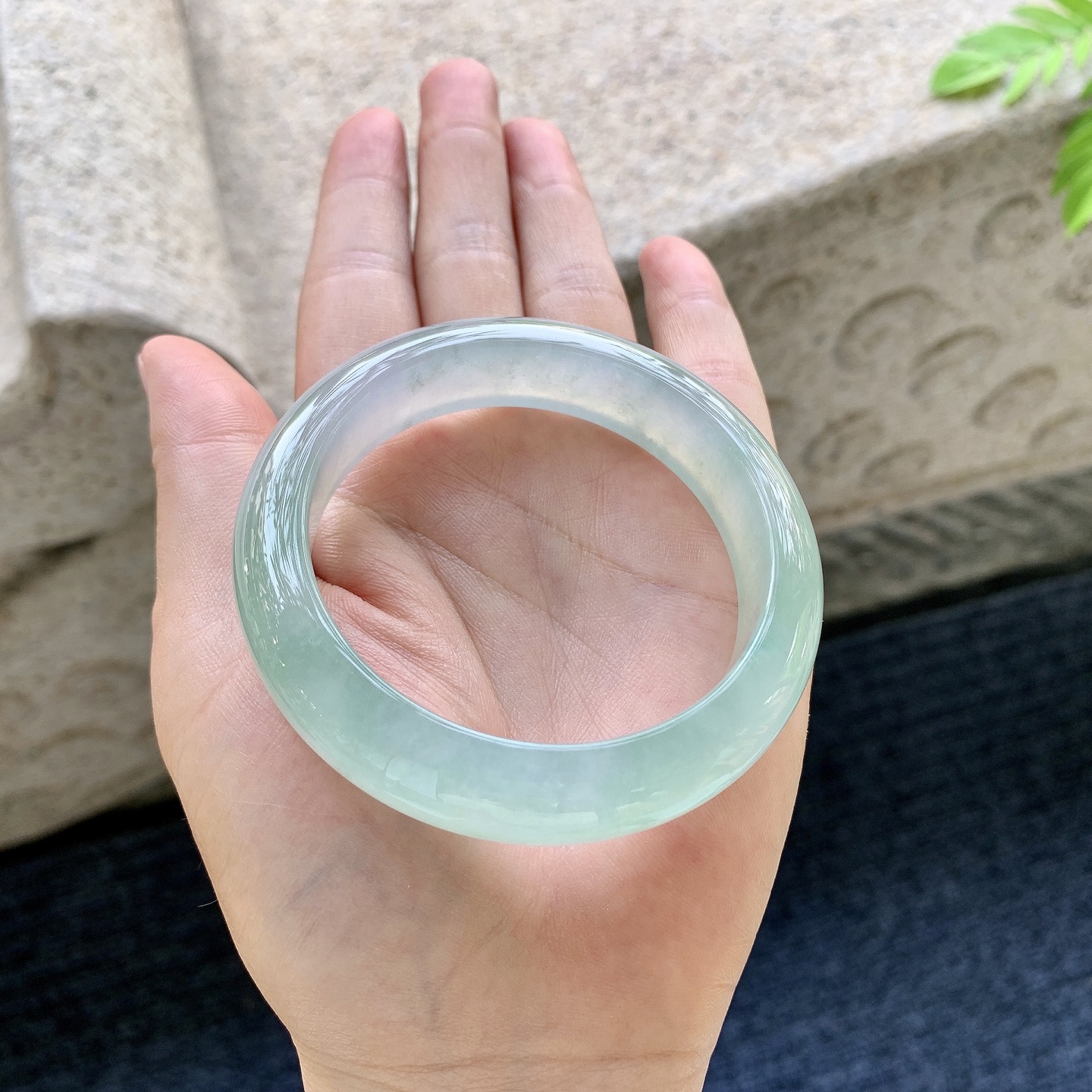 正圈53 54 圈口54.2/13.5/8.7 编码QX090638 冰飘绿，水润，种老，细腻，无裂