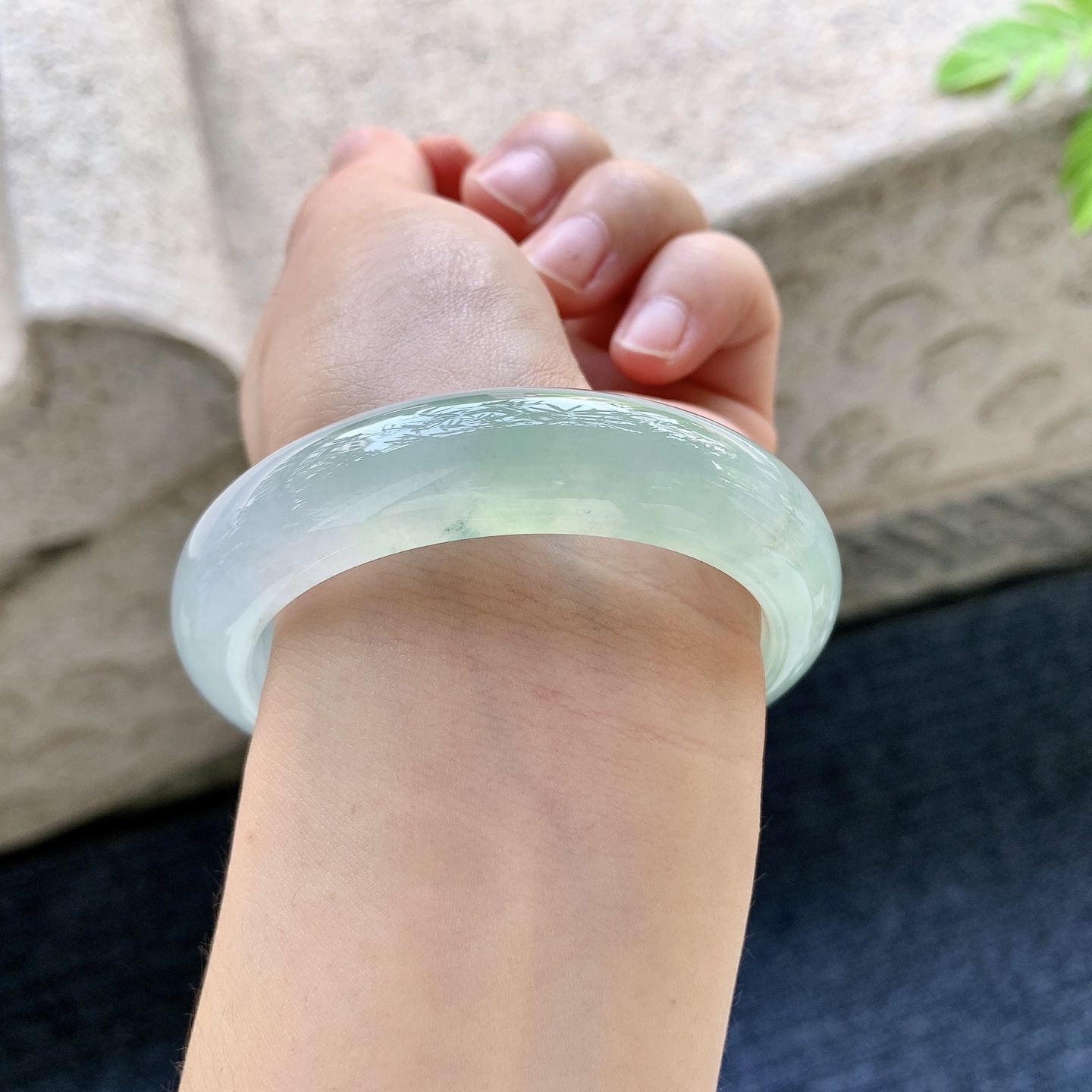 正圈53 54 圈口54.2/13.5/8.7 编码QX090638 冰飘绿，水润，种老，细腻，无裂