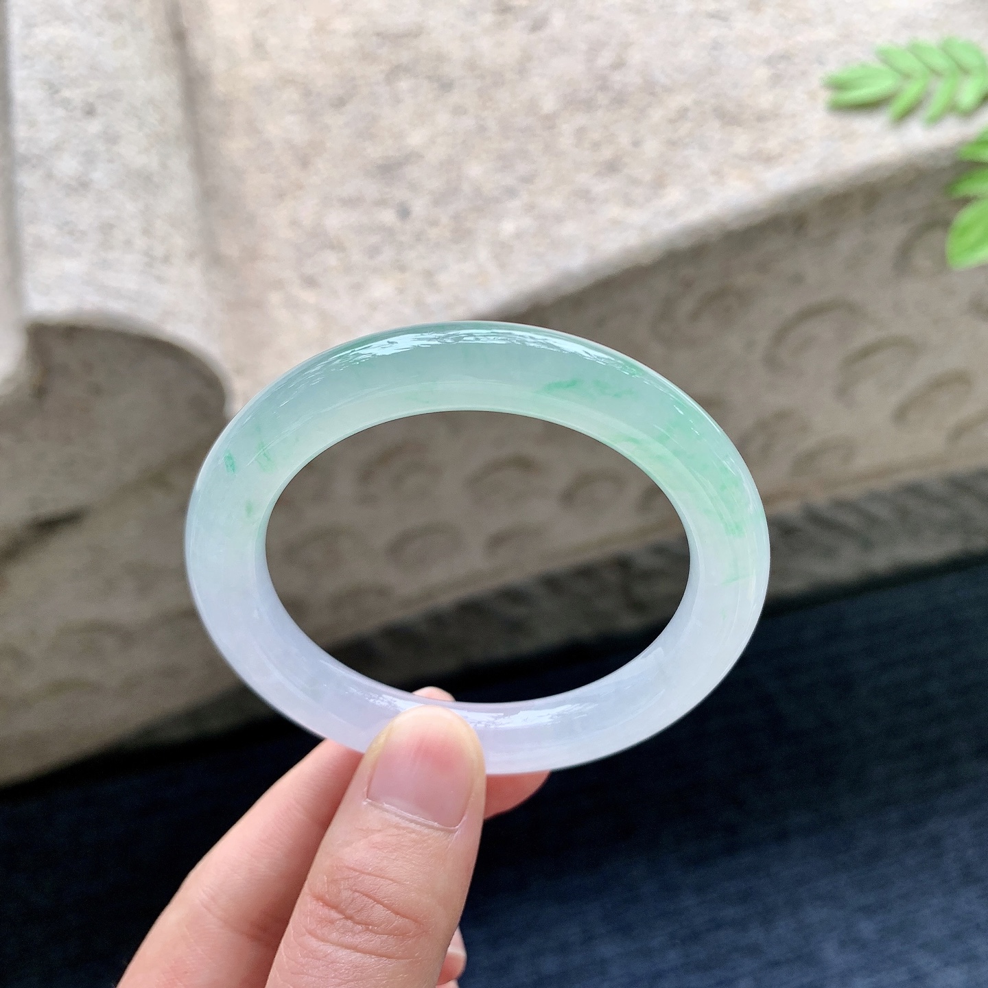 圆条49 50 圈口50.3/9/8.7 编码LH090726 冰糯飘绿，水润，种老，细腻，无裂