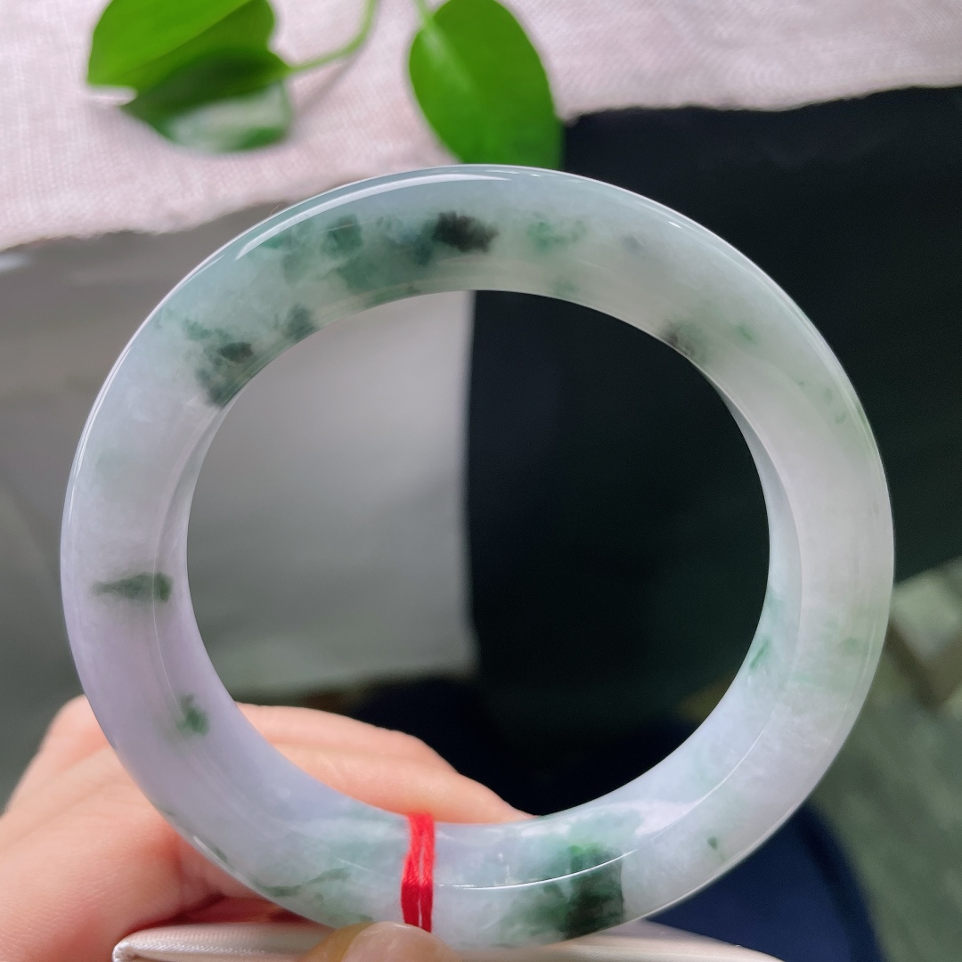 59/12.6/10.2，飘花正圈，一点皮纹，春带彩搭配写意飘花，紫绿相映成趣，质地细腻，佩戴尽显娴雅气质。ss59049a