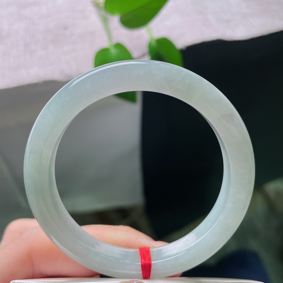 50.7/9.1/7.7，蓝底正圈，一点皮纹，洒金，一抹淡晴铺满镯身，质地细腻莹润，天然玉料保留原生