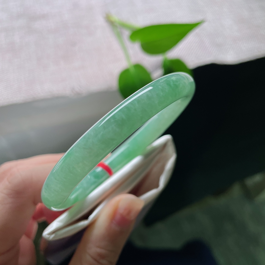 55.3/8.6，绿底圆条，无裂，种水温润通透，一汪湖绿萦绕镯身，色调清新，上手尽显温柔气质。ss59250a