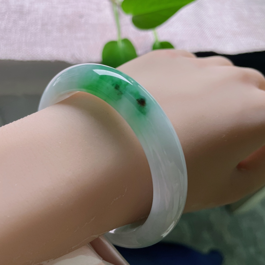 55.7/12/8.5，飘绿正圈，一点皮纹，冰润白底飘辣绿平安镯，浓艳翠色灵动洒落，种水莹透，明艳动人自带气韵。ss59316a