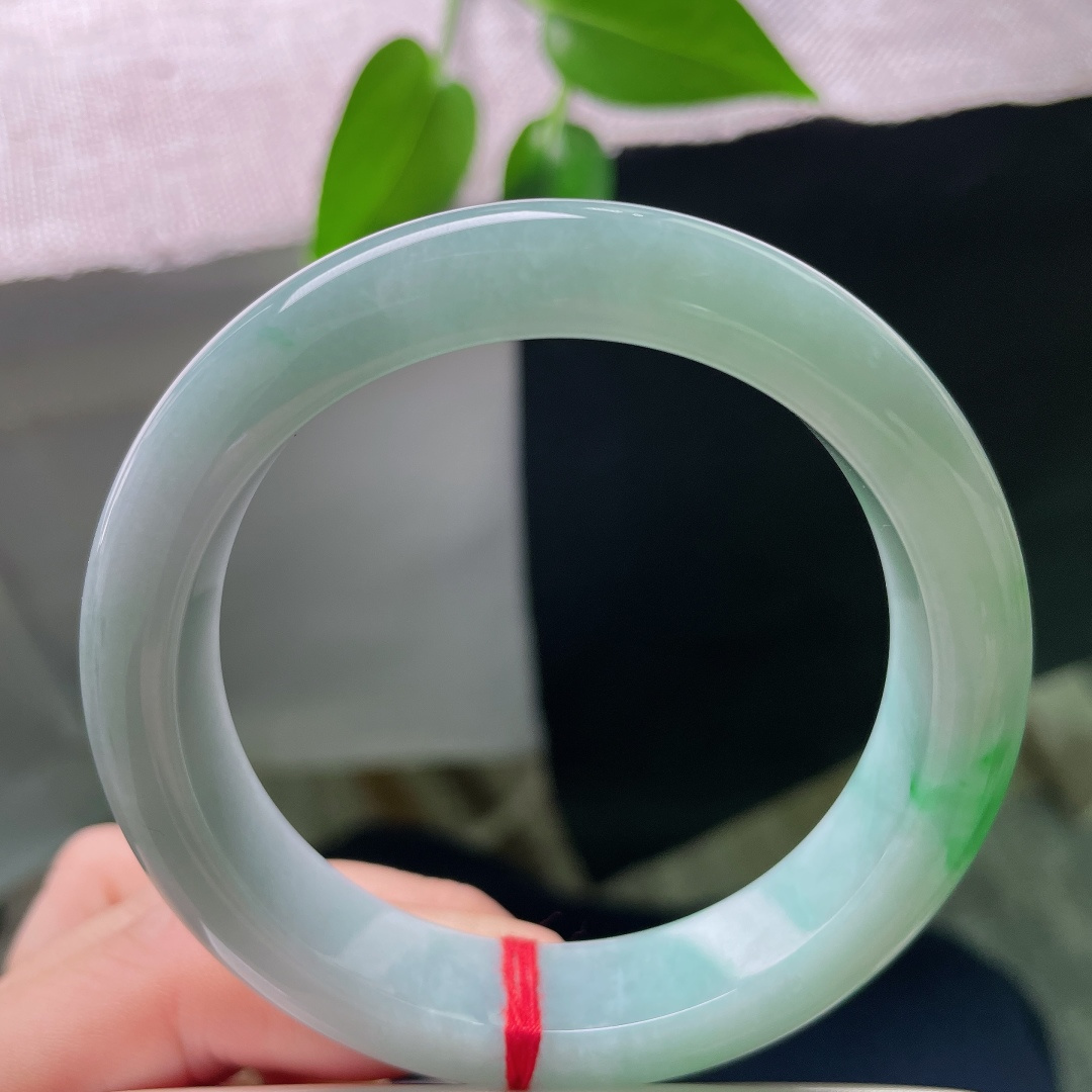 55.8/12.9/9.2，飘绿正圈，无裂，2. 玉底细腻油润，水头盈盈，翠色鲜活清新，似春风拂过林间新生的枝叶。ss59402a