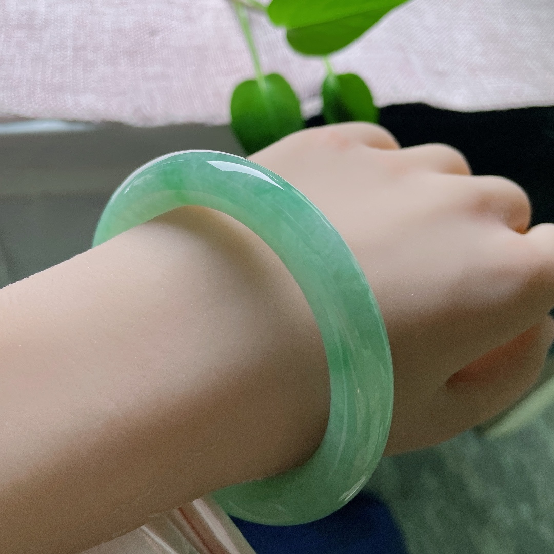 57.8/10.5，绿底圆条，无裂，湖水绿圆条福镯，满圈清润湖色，玉质细腻莹透，自带温婉如水气韵。ss59248a