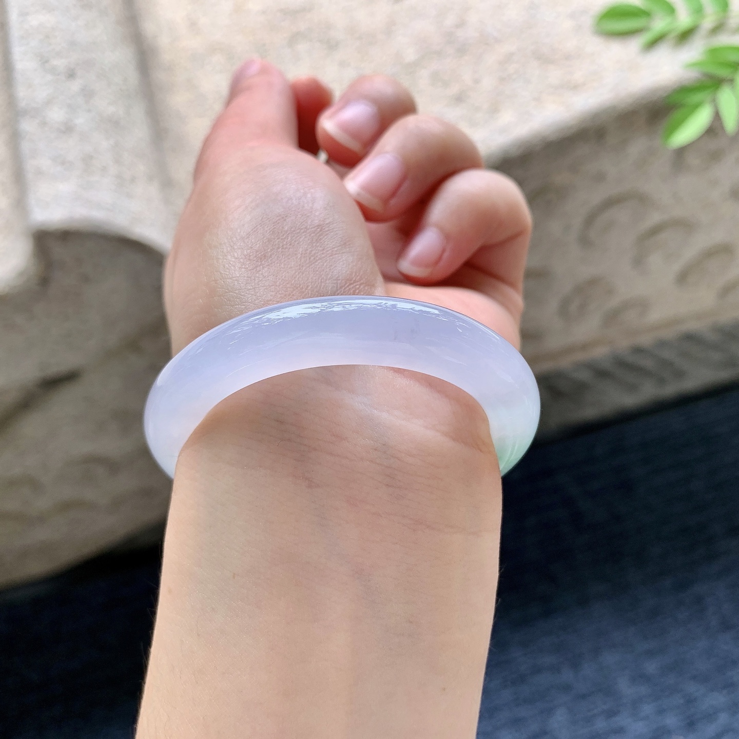 贵妃53 54 圈口54/47/8/8 编码G7091931 冰糯春带彩，水润，种老，细腻，打灯有絮线