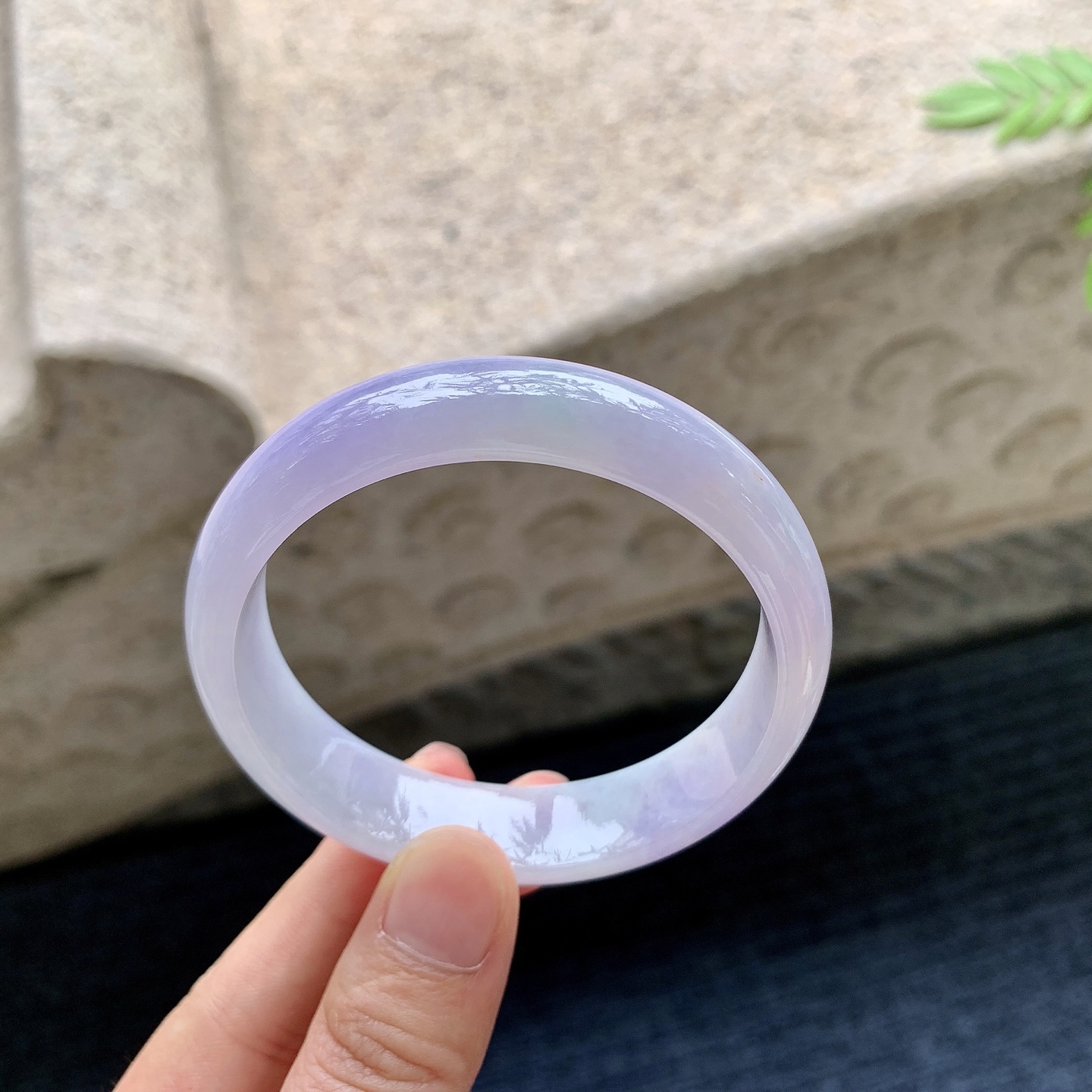 正圈54 55 圈口54.3/13.1/6.4 编码HJ090807 糯冰，水润，种老，细腻，打灯有纹线