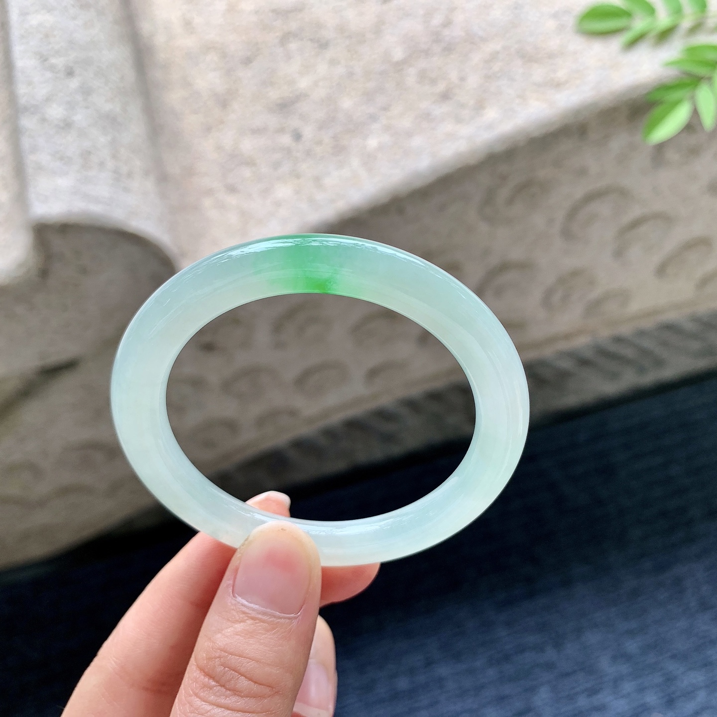 圆条48 49 圈口49.7/6.9/8.3 编码AF091983 糯冰飘绿，水润，种老，细腻，有纹线