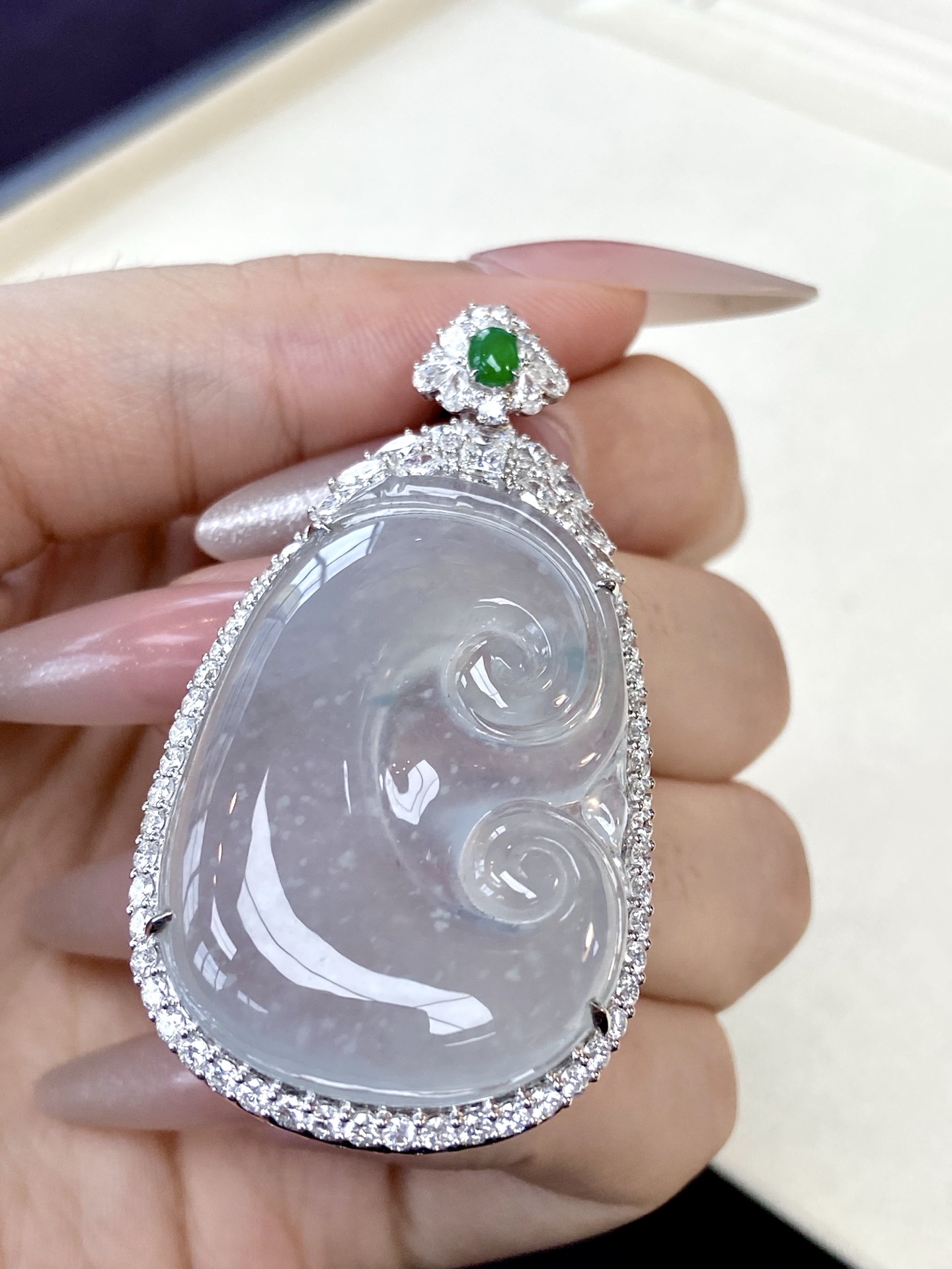 ️ 冰种如意吊坠，温润且贵气，藏在光里的永恒感，起胶感，寓意极好岁岁长安宁，事事皆顺意：57.8-30.6-10.8，裸石：39.8-27-5.6mm，无裂。