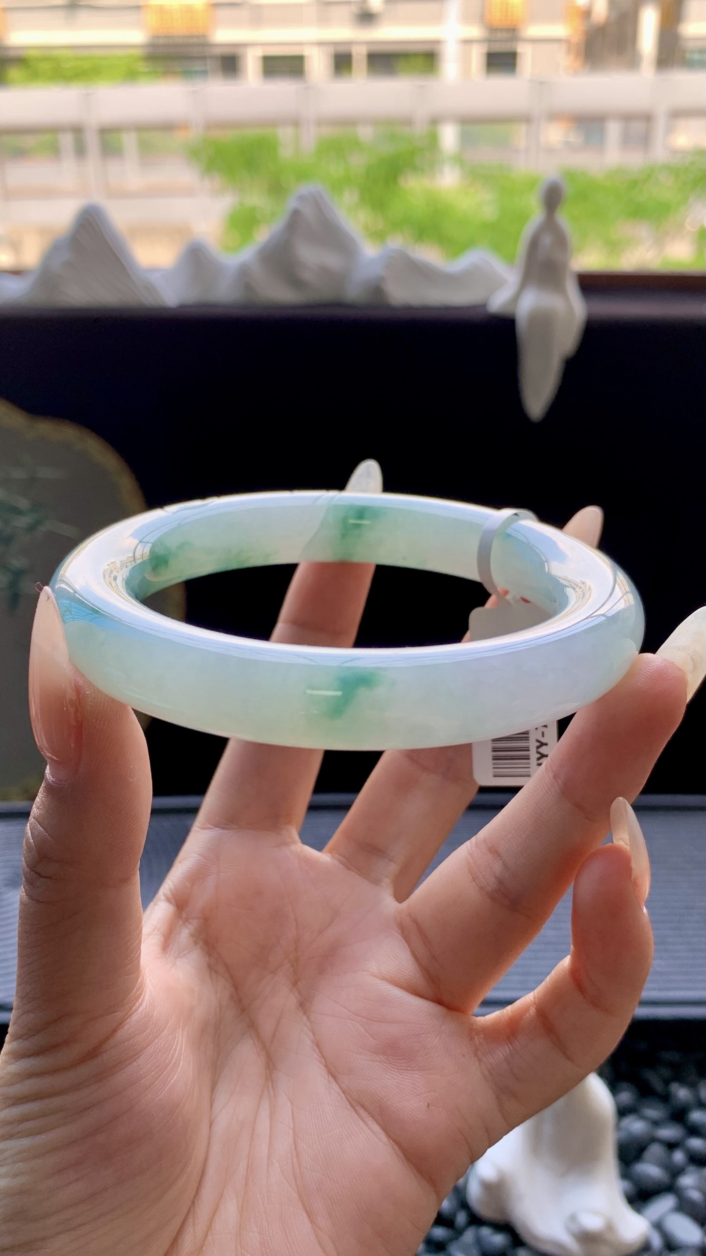 冰晴飘花大圈口圆条雕花手镯成品 HYY-7378 尺寸：62-12-12