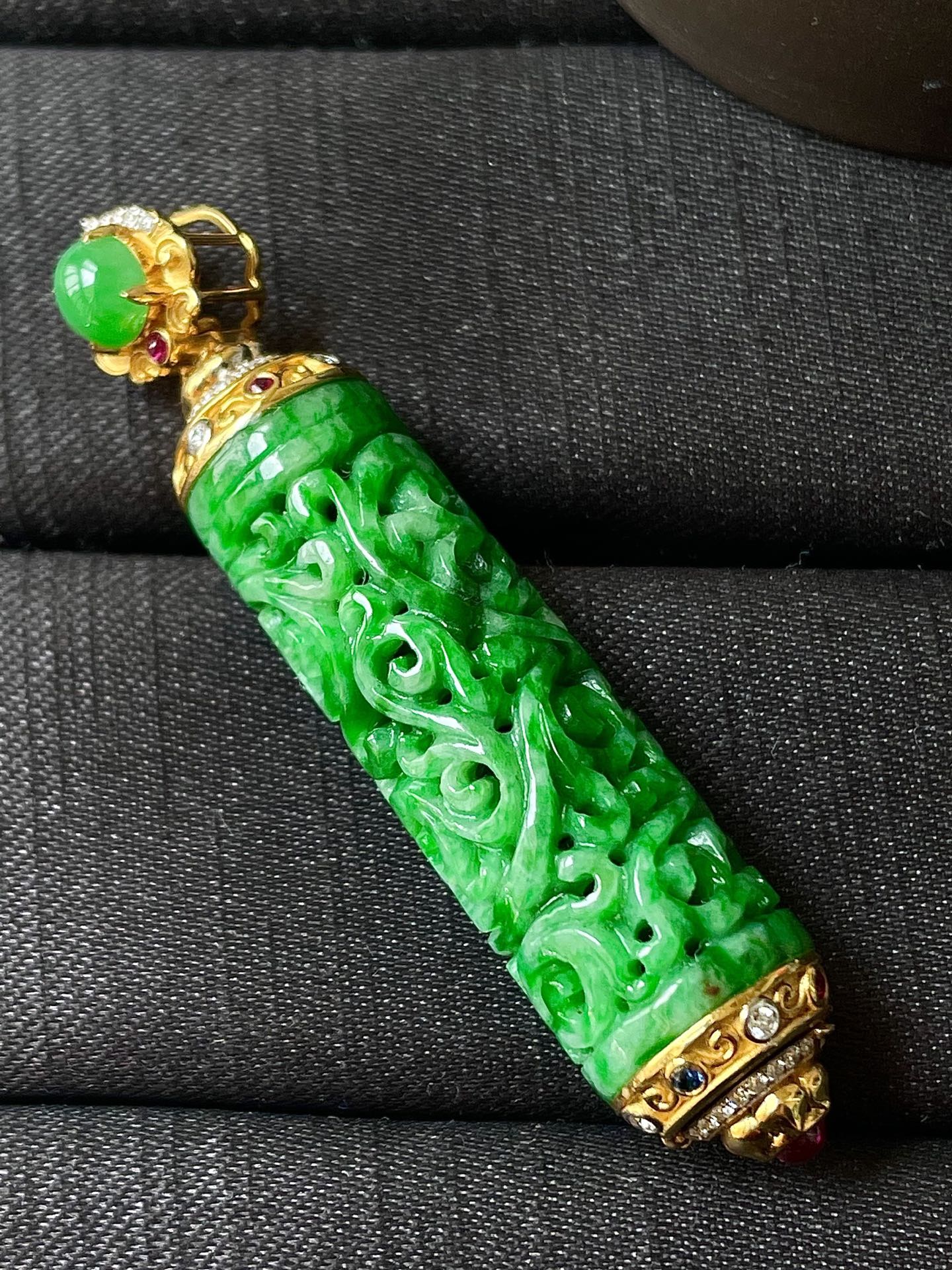 ️缅甸冰种阳绿雕花圆柱吊坠，色辣，18k金镶嵌，饱满水润，无裂，裸石尺寸34.6/12--57.8编码0918好数字
