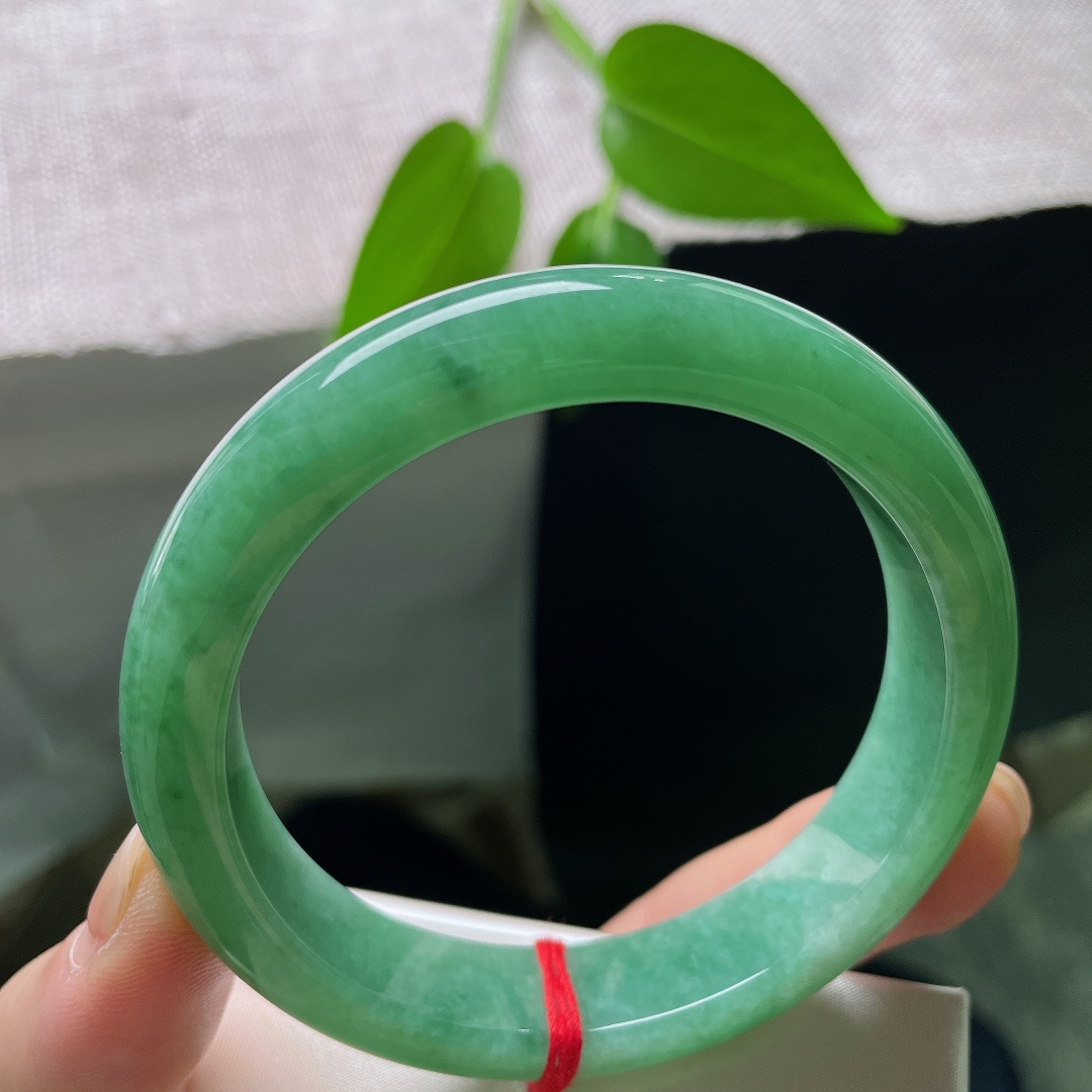 57.8/12.8/8.4，绿底正圈，通体满绿，通体浓润青碧，玉质细腻厚实，沉静温润自带雅致气场。ss59299a