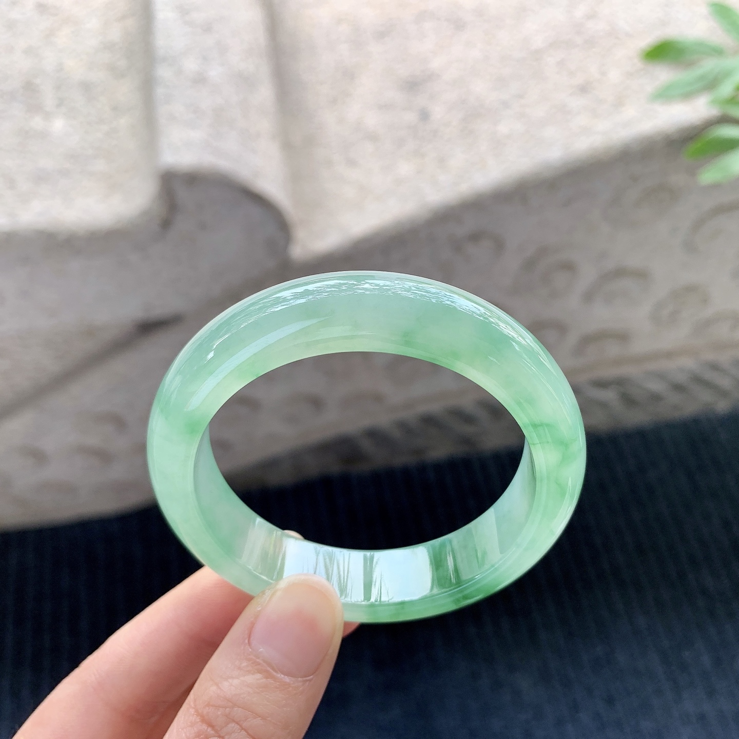 正圈50 51 圈口51/12.3/8.1 编码BA090756 冰糯飘绿，水润，种老，细腻，无裂