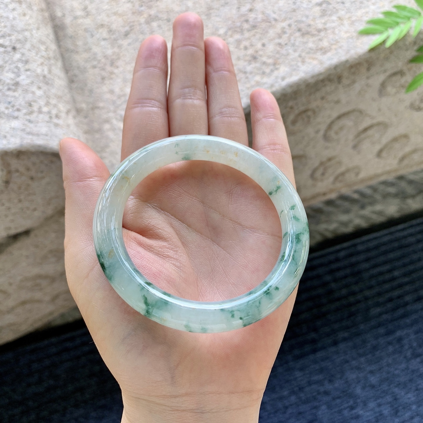 圆条55 56 圈口56.4/9.6/9.3 编码A1090774 糯冰飘花，飘黄翡，水润，种老，细腻，无裂