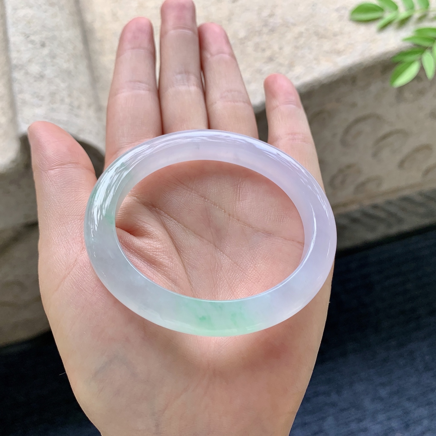 贵妃53 54 圈口54/47/8/8 编码G7091931 冰糯春带彩，水润，种老，细腻，打灯有絮