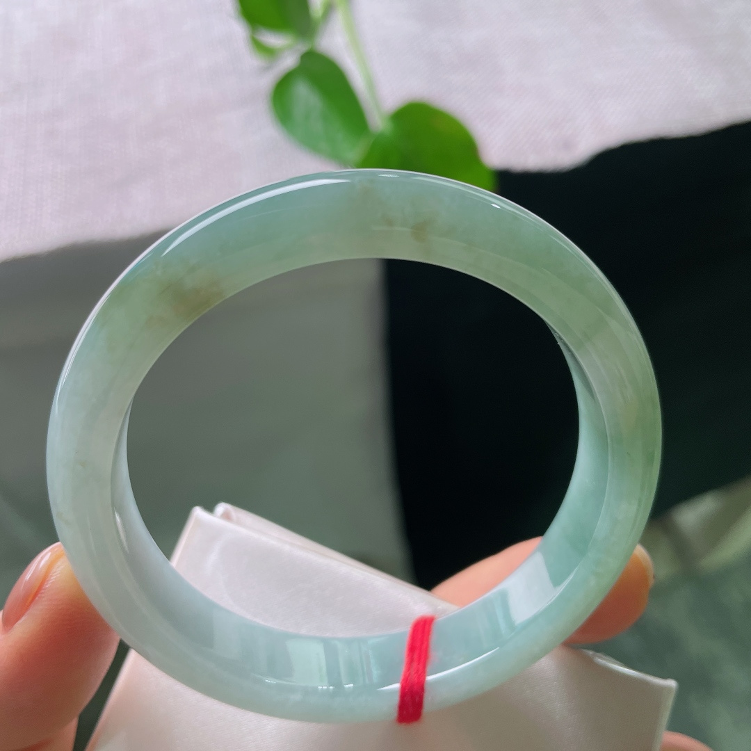 56.8/11.6/8.0，绿底正圈，有点黄翡，色调沉稳雅致，衬得手腕白皙，通勤日常佩戴都很合适。ss56468a