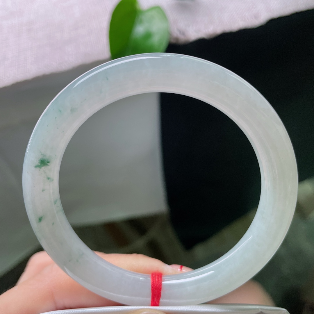 57.1/9.8，飘花圆条，缀数点清新绿飘花，简约清透灵气十足，皮纹，ss52508a