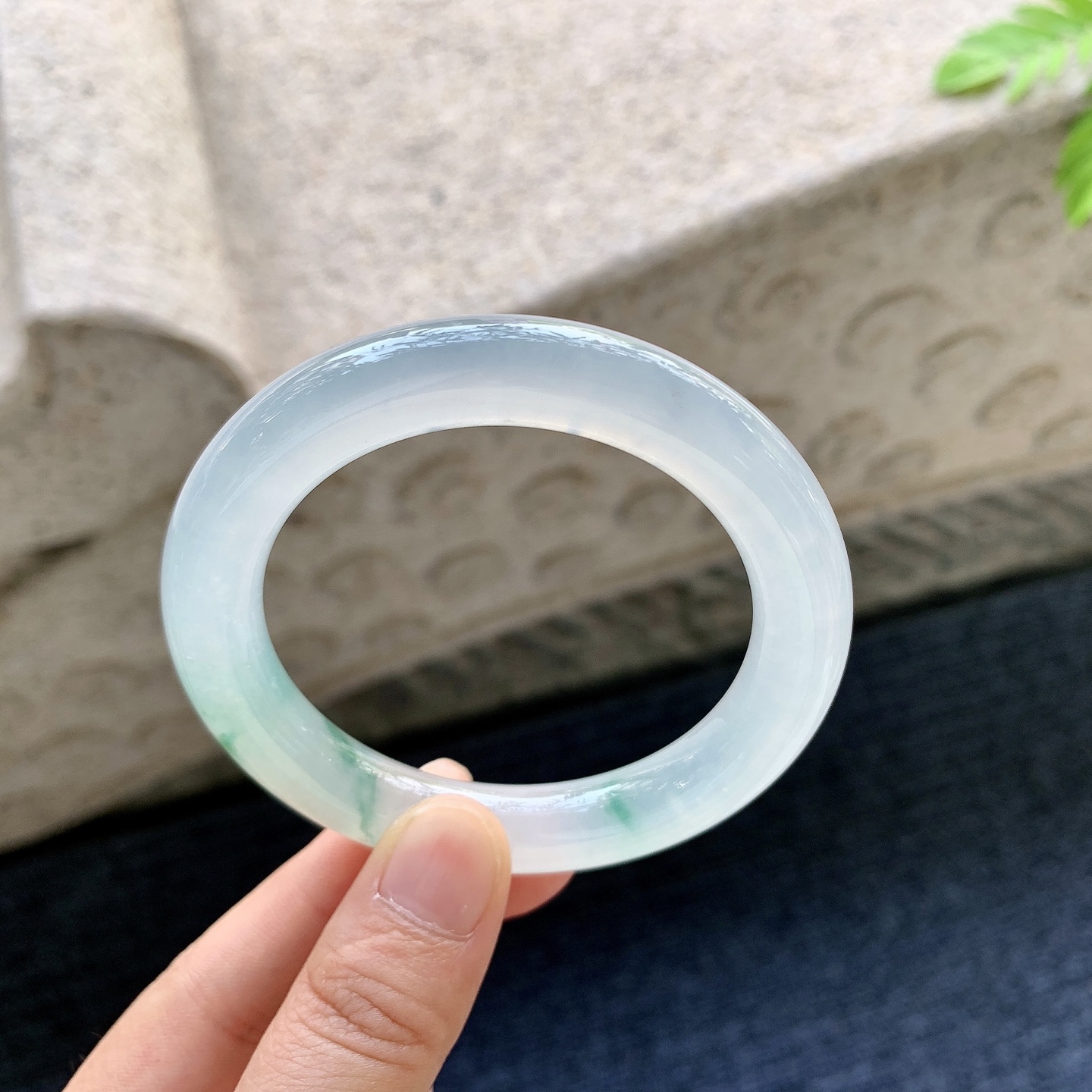 圆条52 53 圈口53.3/10.3/10.2 编码QX090639 冰种飘花，清透，水润，种老，细腻，无裂