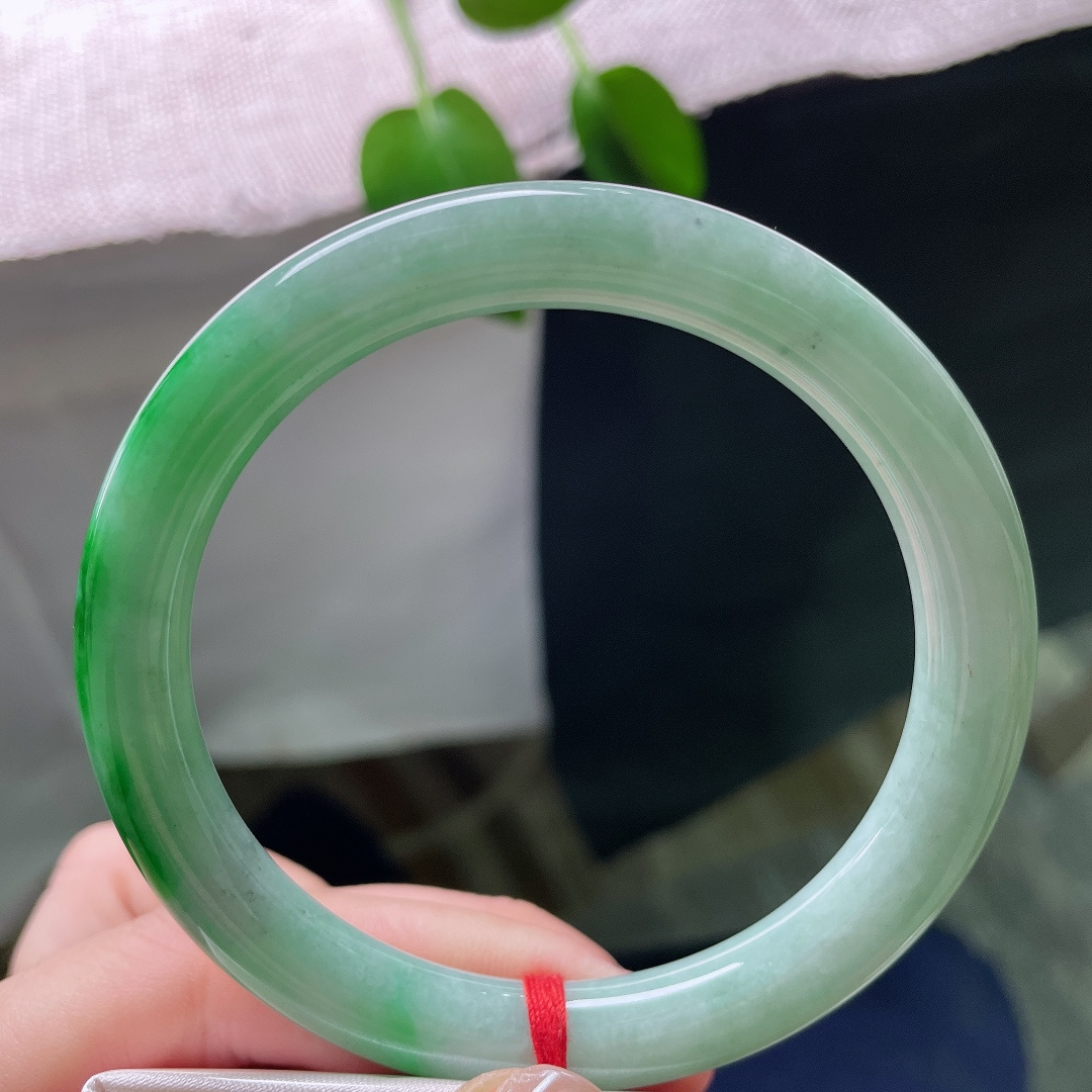 59.6/8.9，飘辣绿圆条，一点皮纹，底色清新温润，一抹艳绿落于镯身，灵动鲜活，尽显雅致风情。ss59493a