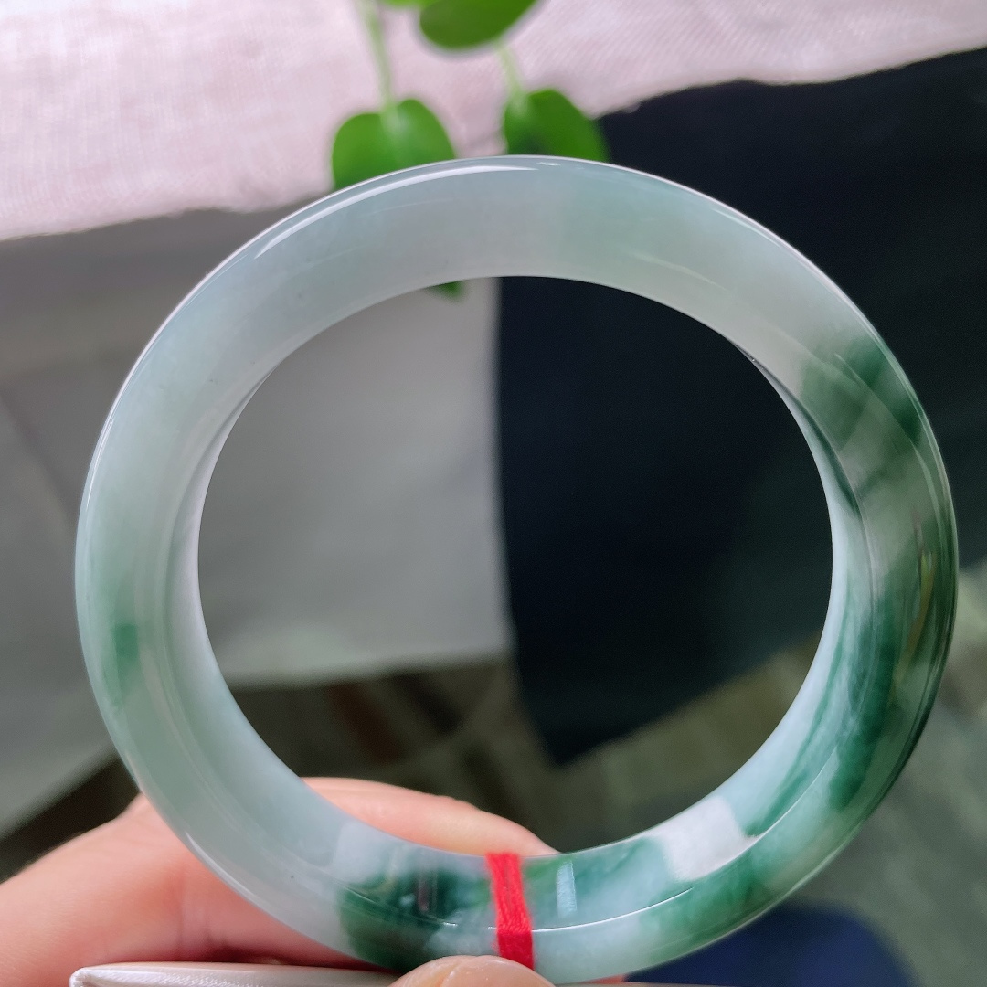 58.3/11.8/9.1，飘花正圈，无裂，玉底温润细腻，肉质紧密，半壁墨绿飘花宛如一幅凝在腕间的水墨丹青，沉静又富有诗意。ss59347a